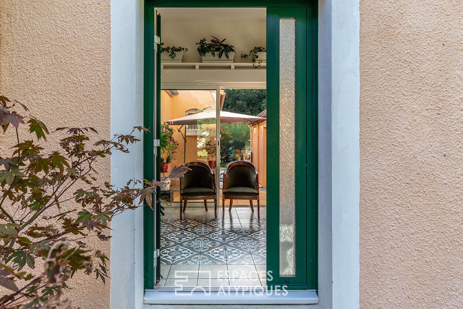 Maison avec dépendances dans un écrin de verdure