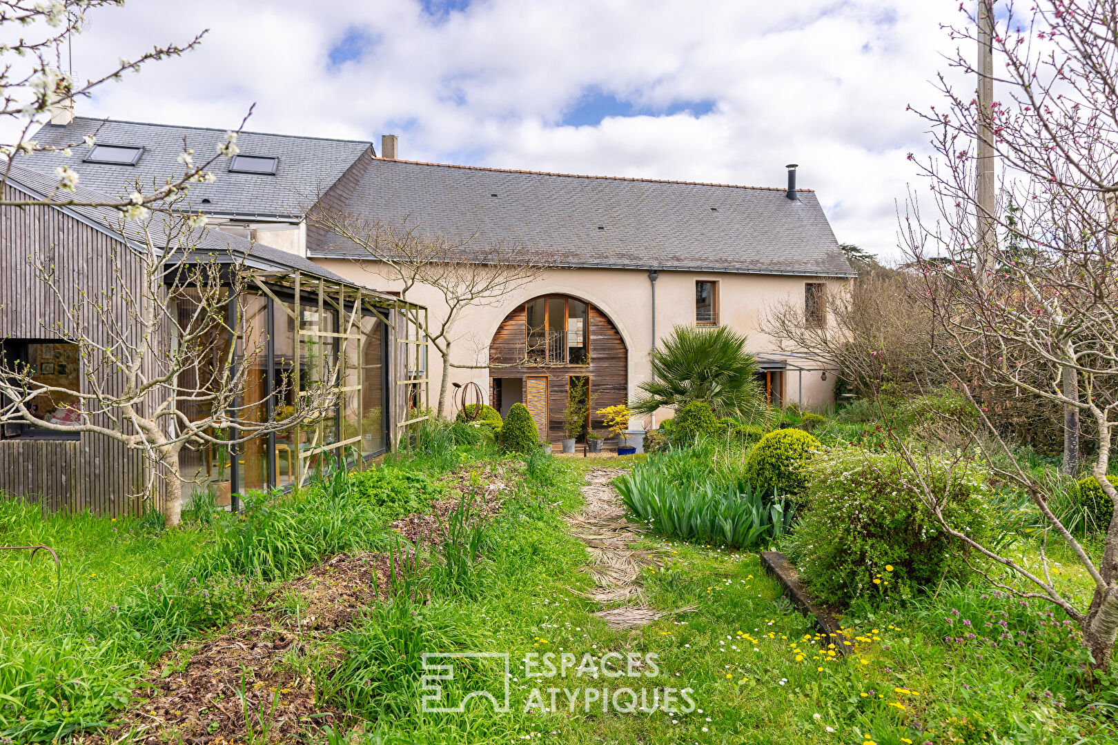 Ancienne Menuiserie réinventée en espaces de Vie 165 m²  Loire Auxence/ Entre Nantes Angers