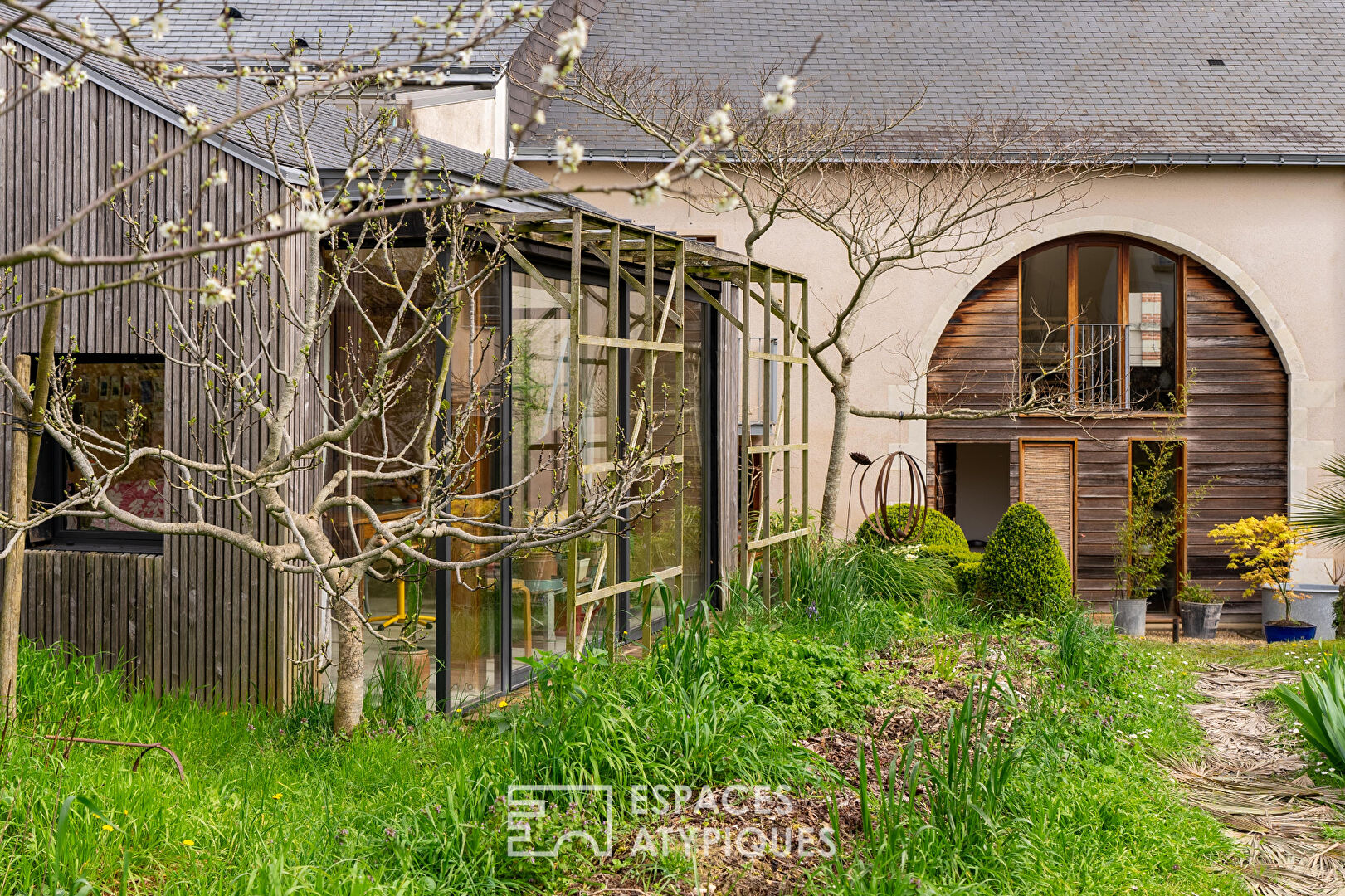Ancienne Menuiserie réinventée en espaces de Vie 165 m²  Loire Auxence/ Entre Nantes Angers