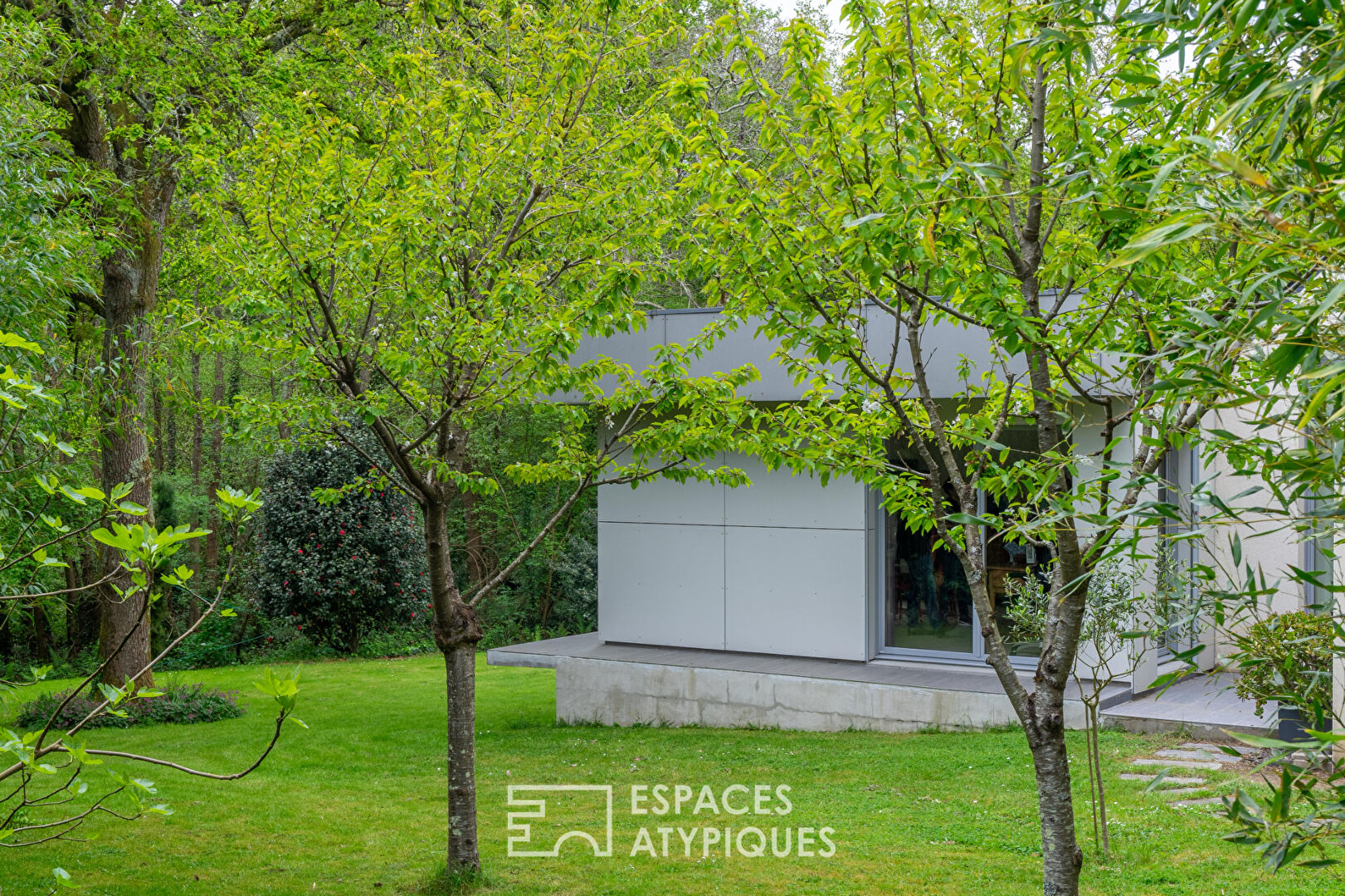 Belle maison dans son écrin de verdure