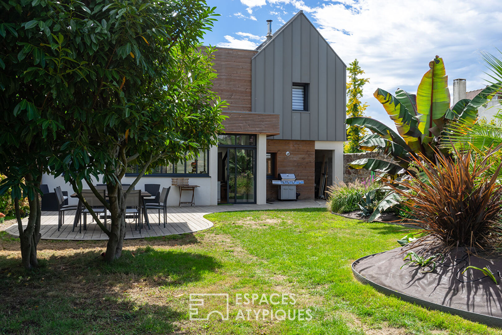 Pretty charming villa with its contemporary extension