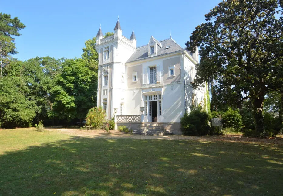 Propriété du XIX ème Siècle de 300m² environ et sa maison de gardien de 160m²