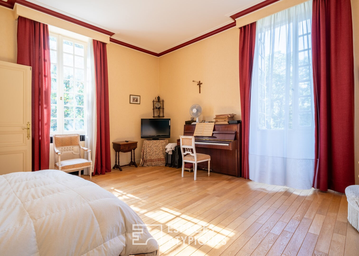 19th Century Property of Approximately 300 m² with a Caretaker’s House of 160 m²