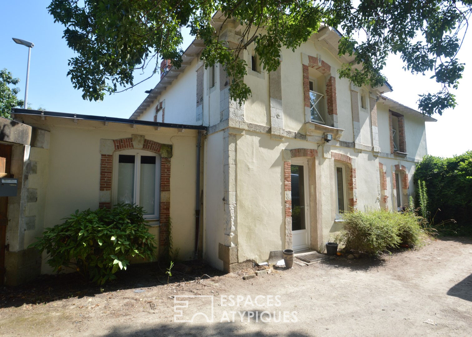 19th Century Property of Approximately 300 m² with a Caretaker’s House of 160 m²