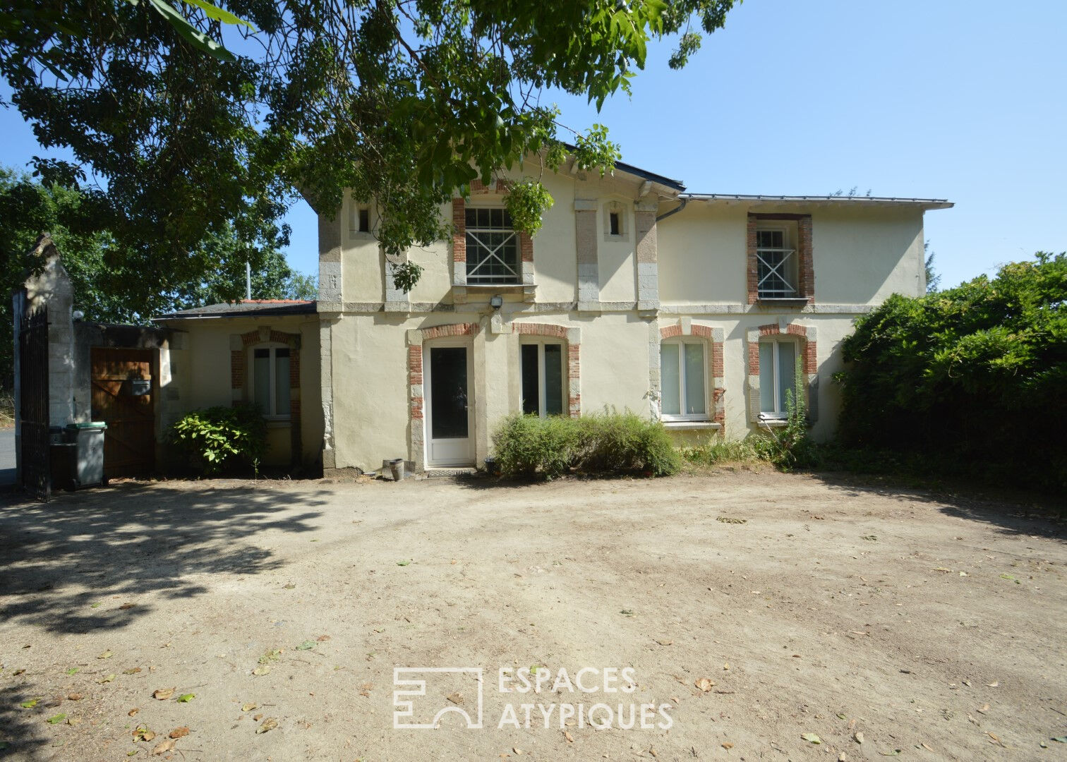 19th Century Property of Approximately 300 m² with a Caretaker’s House of 160 m²
