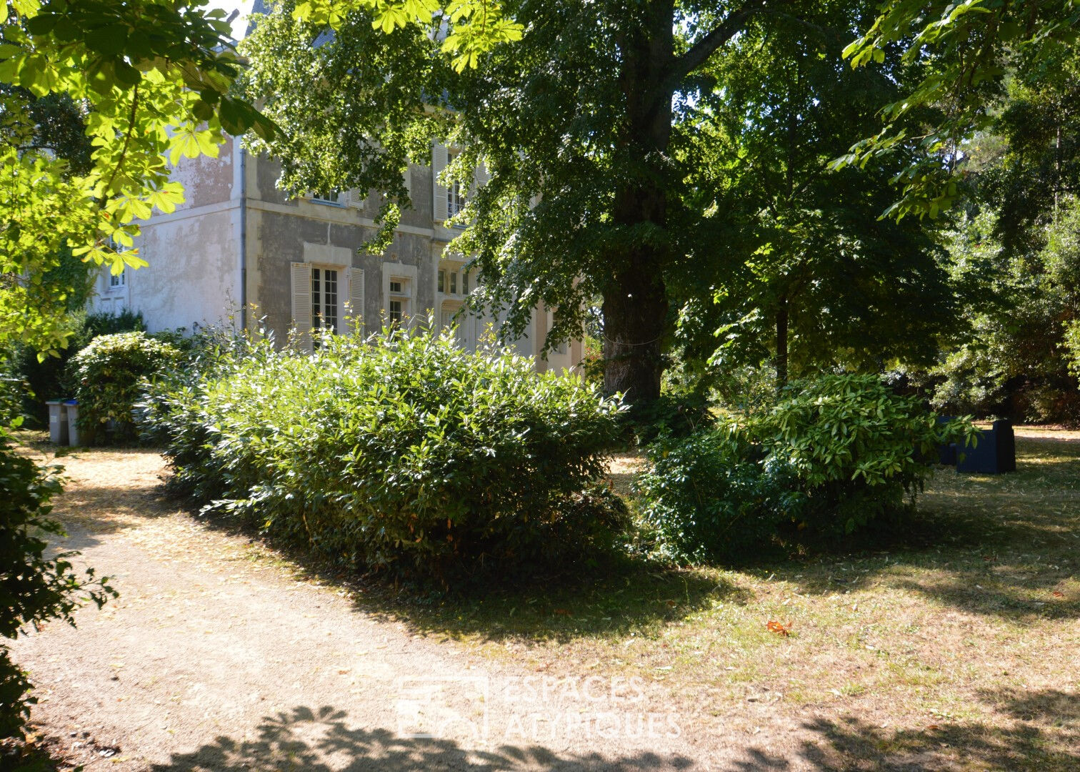 19th Century Property of Approximately 300 m² with a Caretaker’s House of 160 m²