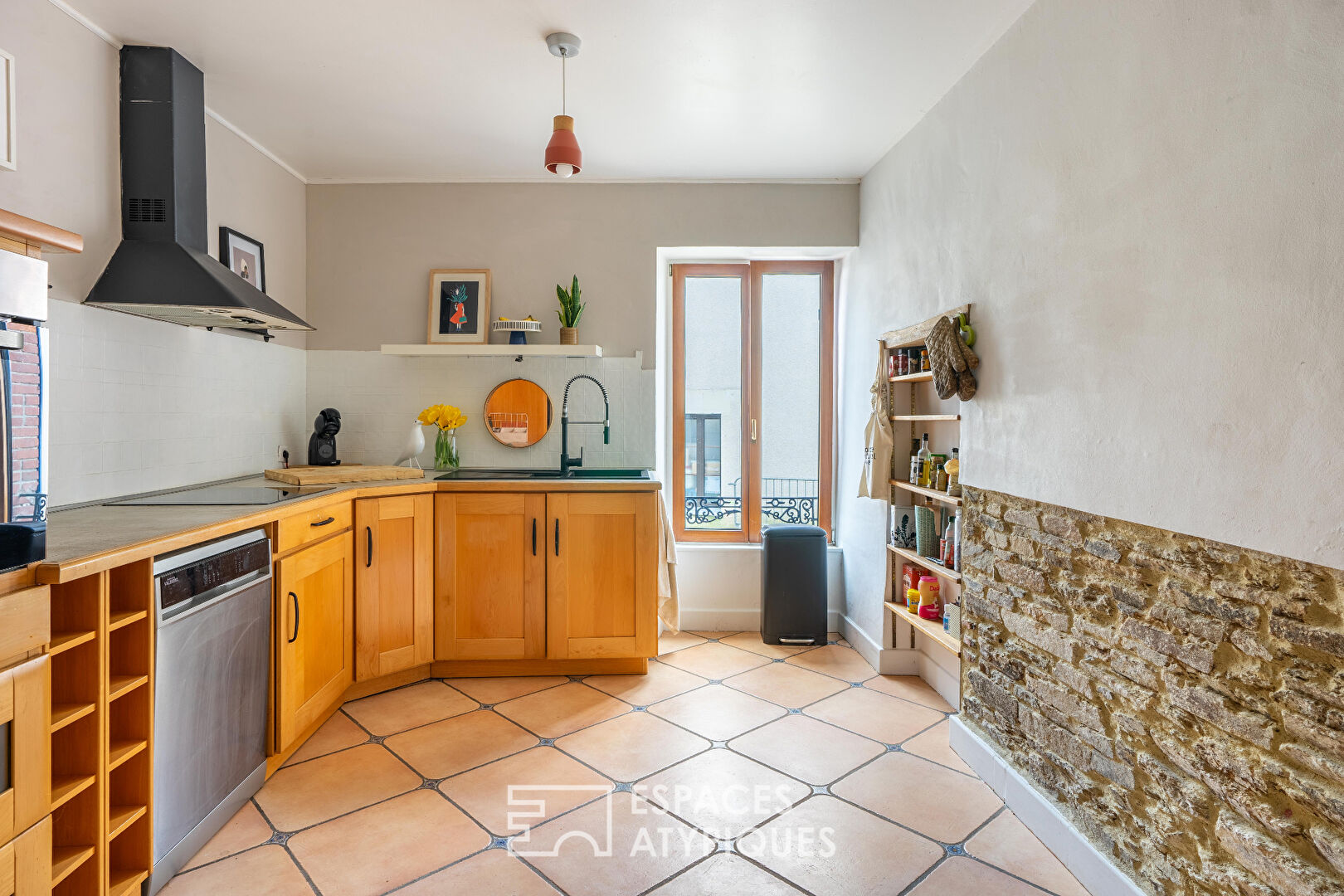 Town house (150 m2) and family home full of charm in the heart of CELLIER