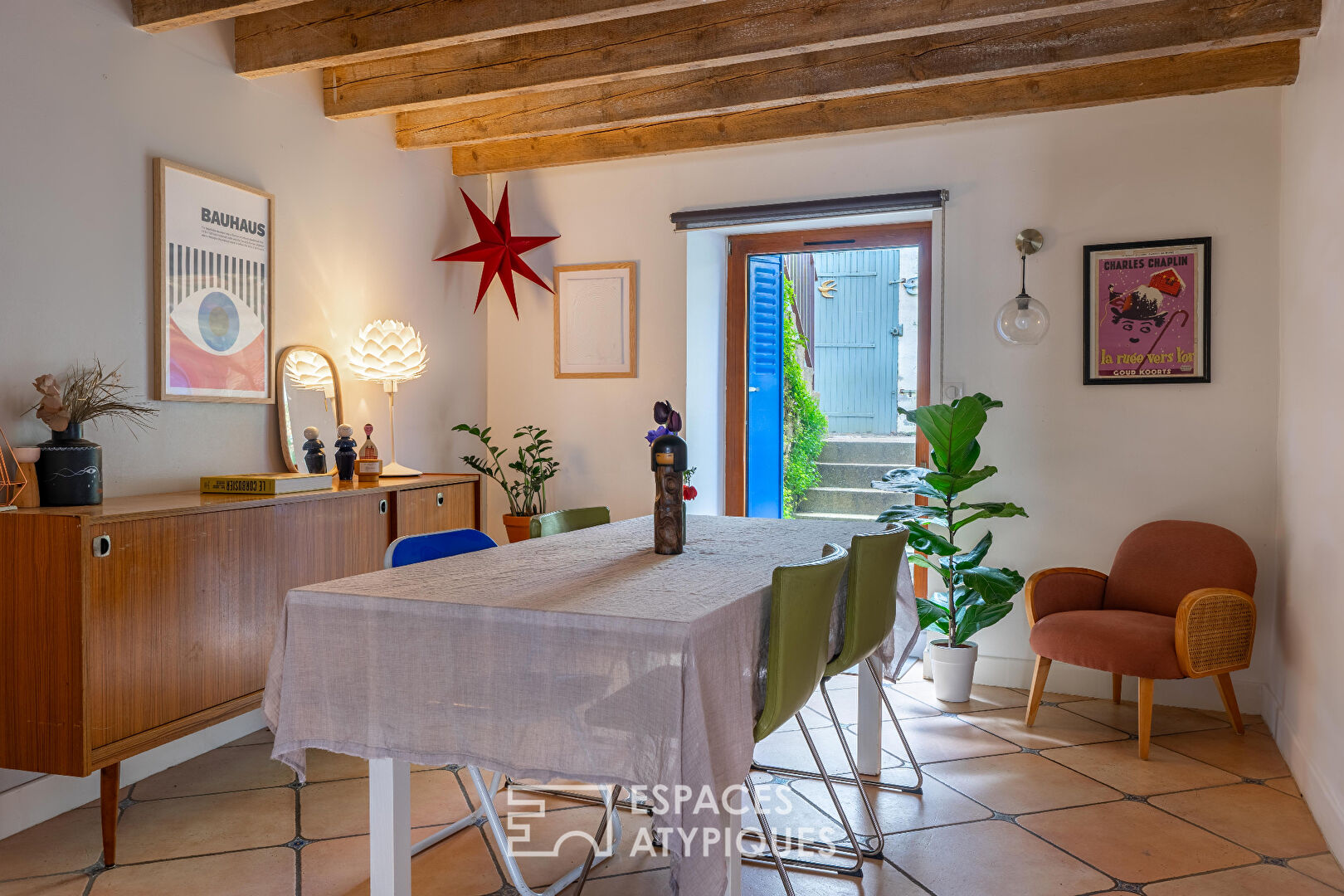 Town house (150 m2) and family home full of charm in the heart of CELLIER