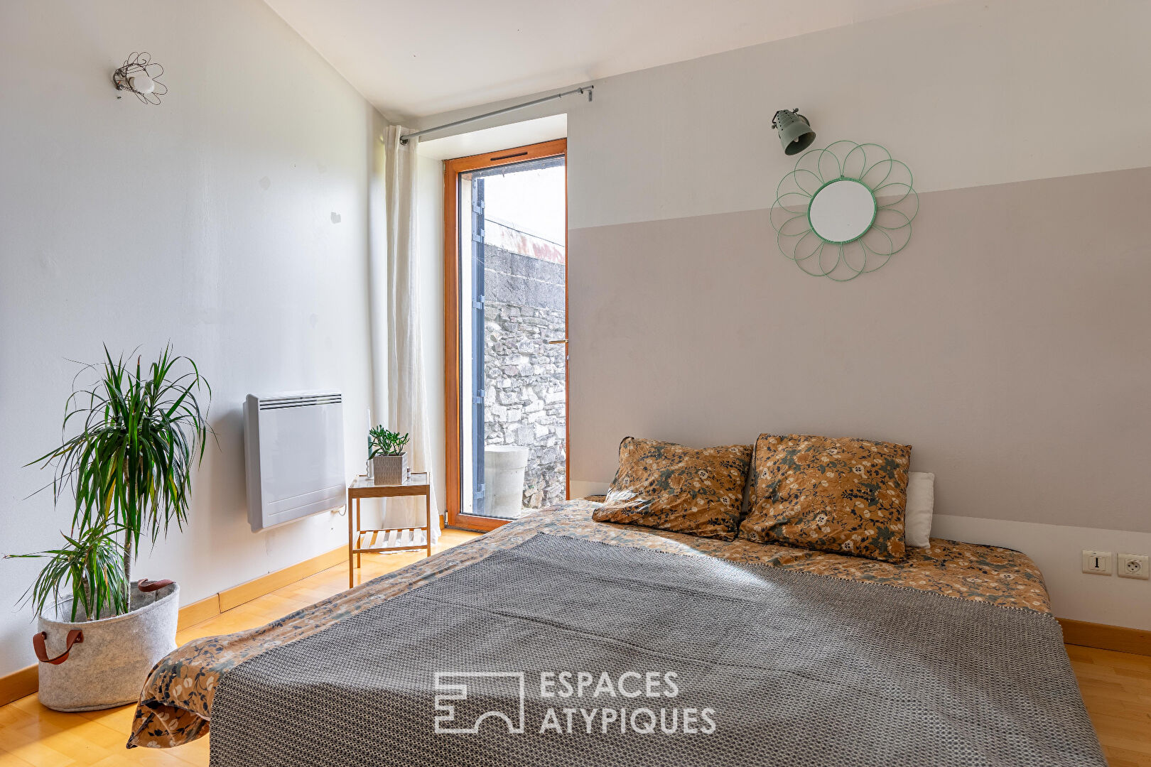 Town house (150 m2) and family home full of charm in the heart of CELLIER