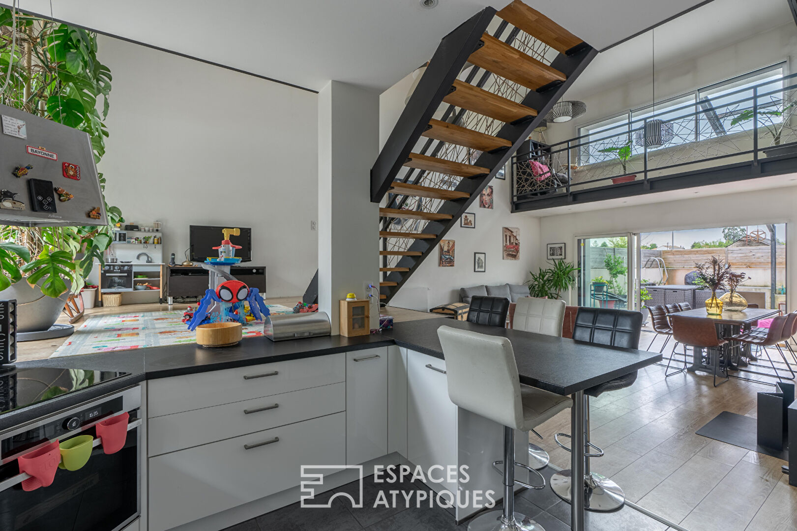 Ecological loft and its spacious terrace with swimming pool