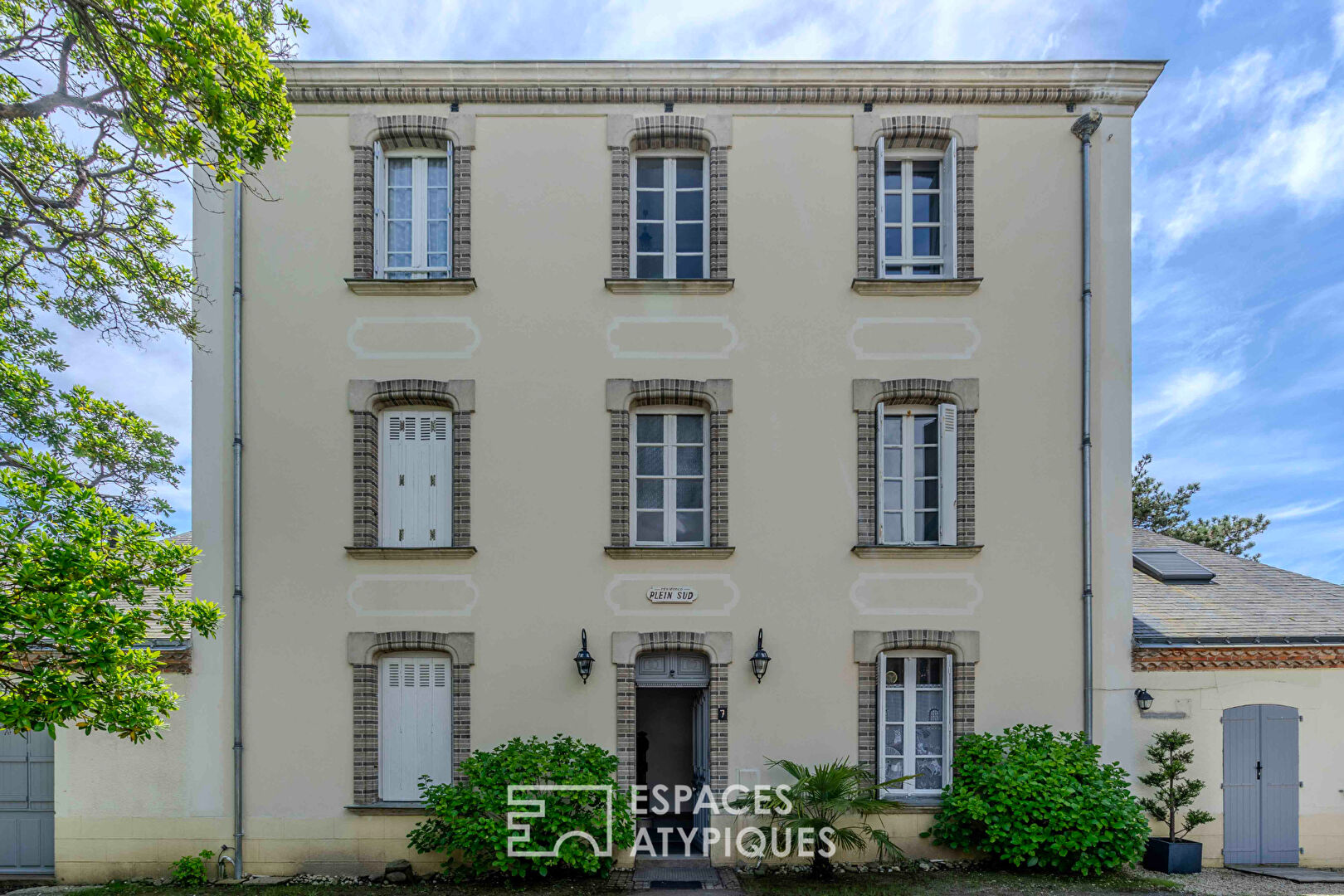 Apartment with garden in a 19th-century character building