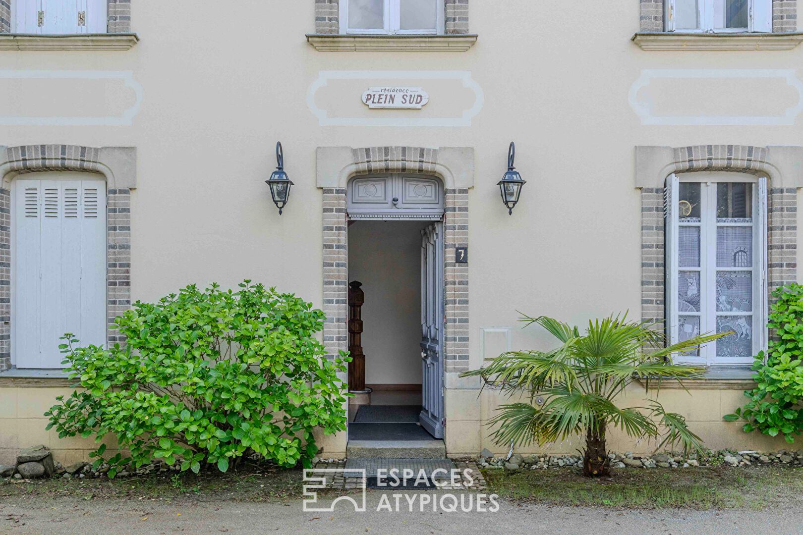 Apartment with garden in a 19th-century character building