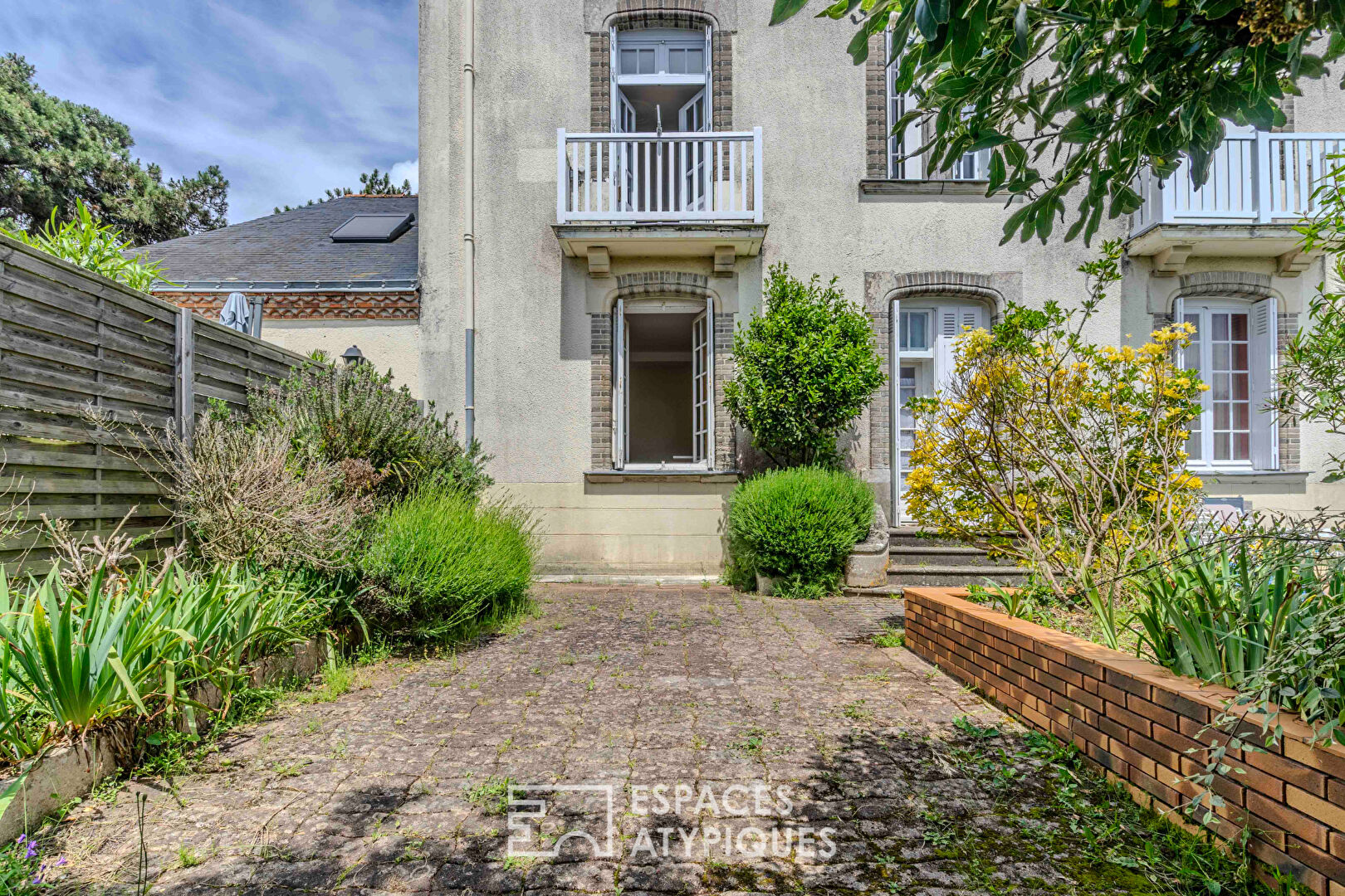 Apartment with garden in a 19th-century character building