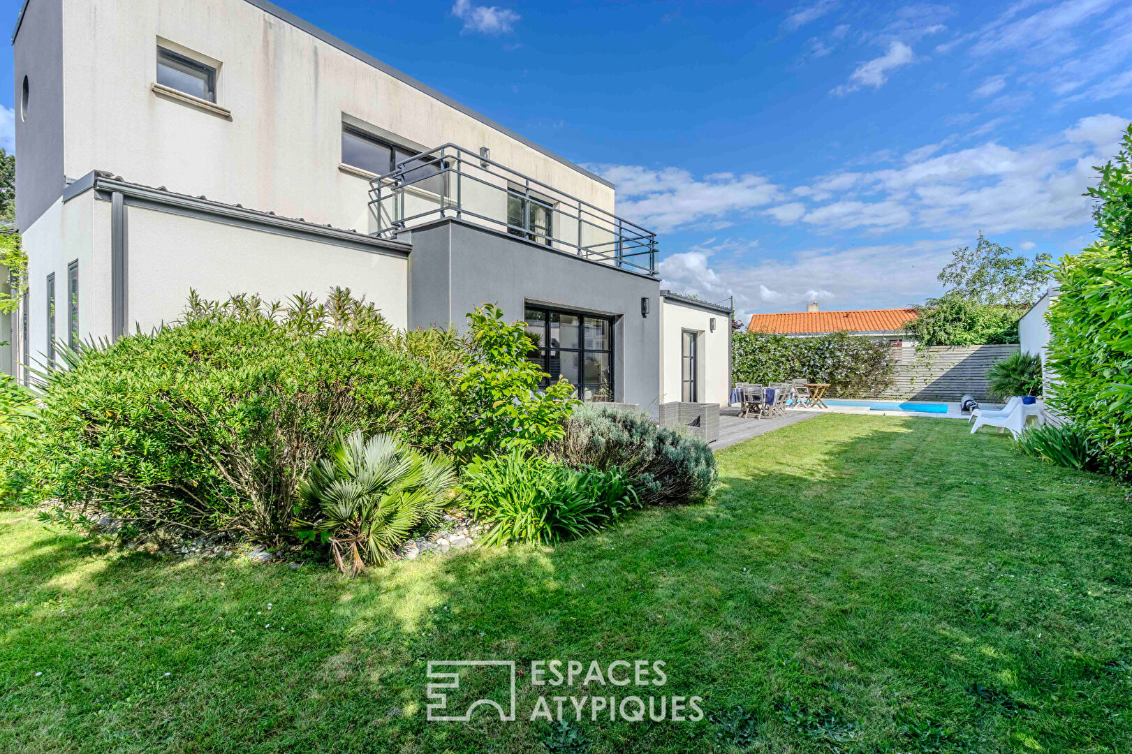 Contemporaine avec piscine en impasse au Douet