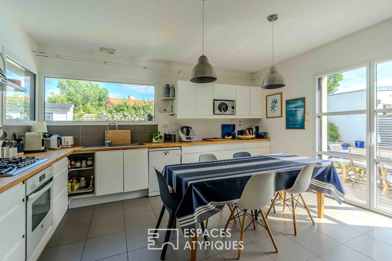 Contemporaine avec piscine en impasse au Douet