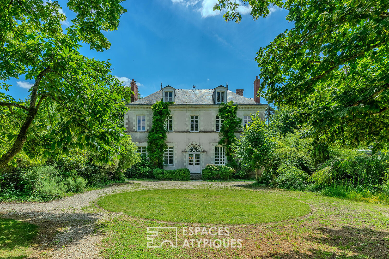 Manoir renové du XVIII et son parc proche commodités