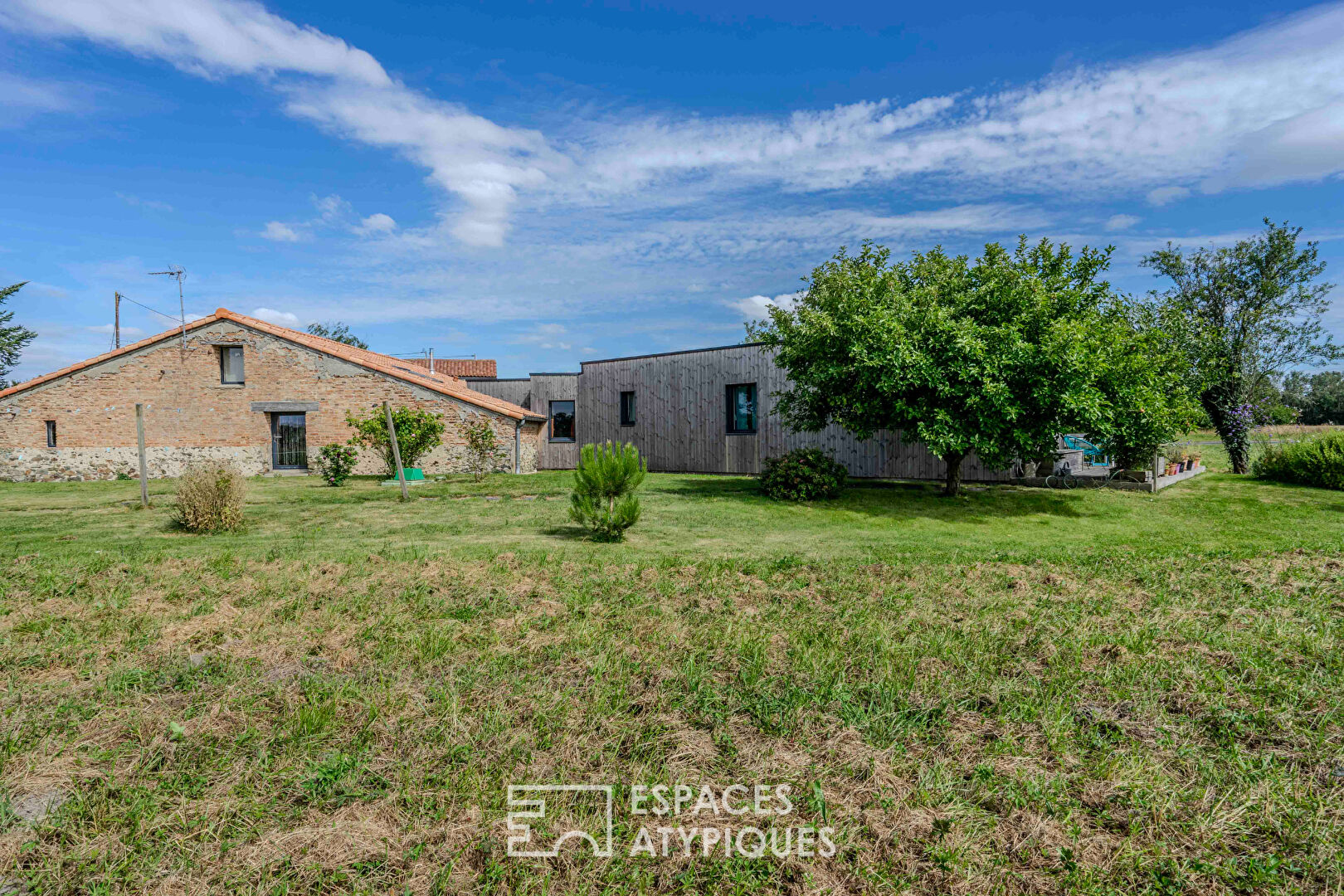 Au vert: Maison à ossature bois avec une grange renovée