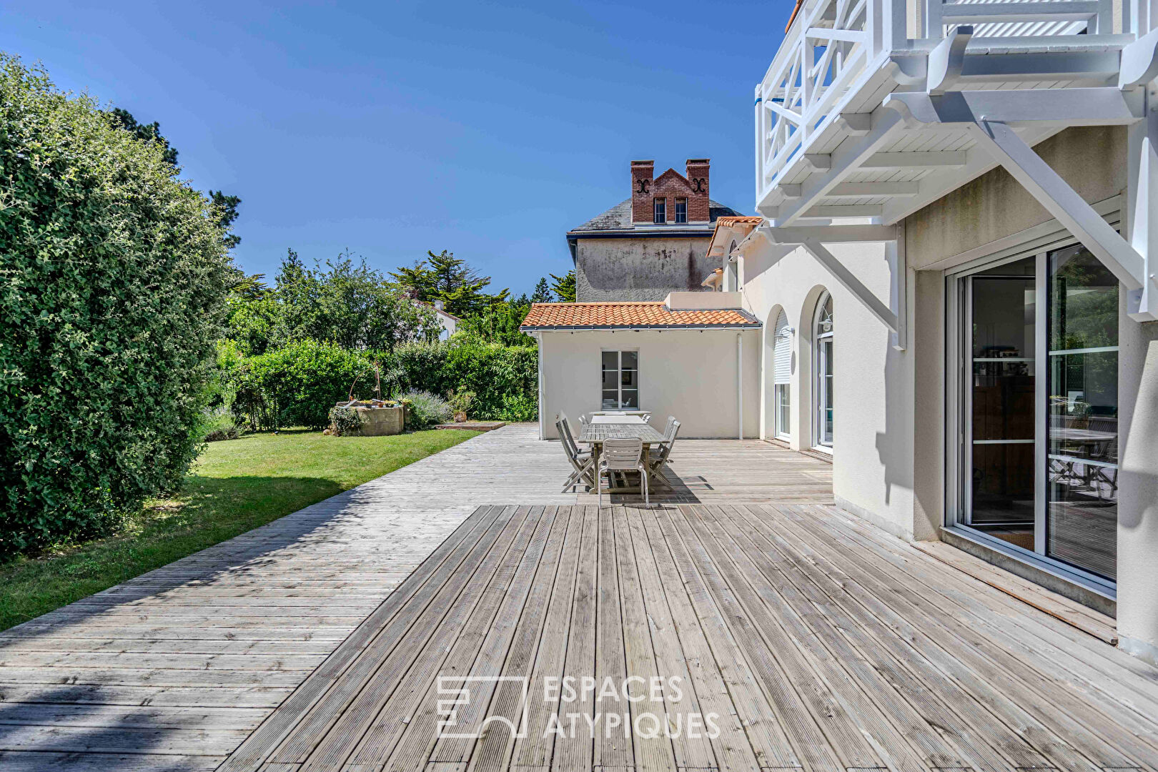 Exceptional Architect-Designed Villa on a Spacious Landscaped Garden