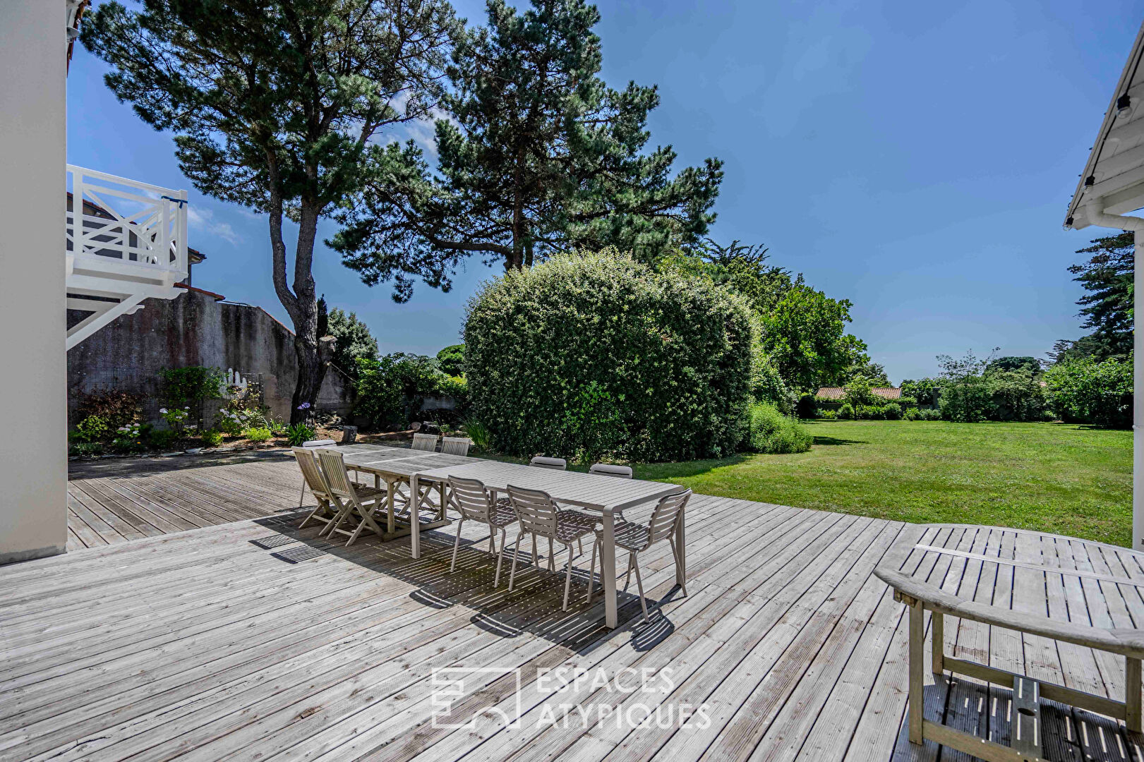 Exceptional Architect-Designed Villa on a Spacious Landscaped Garden