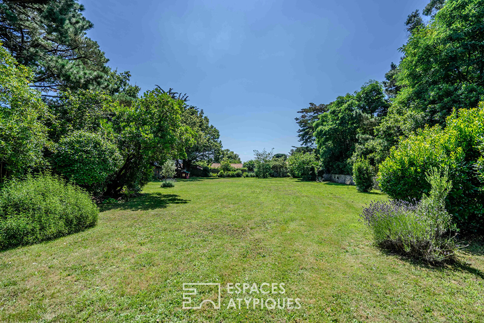 Exceptional Architect-Designed Villa on a Spacious Landscaped Garden