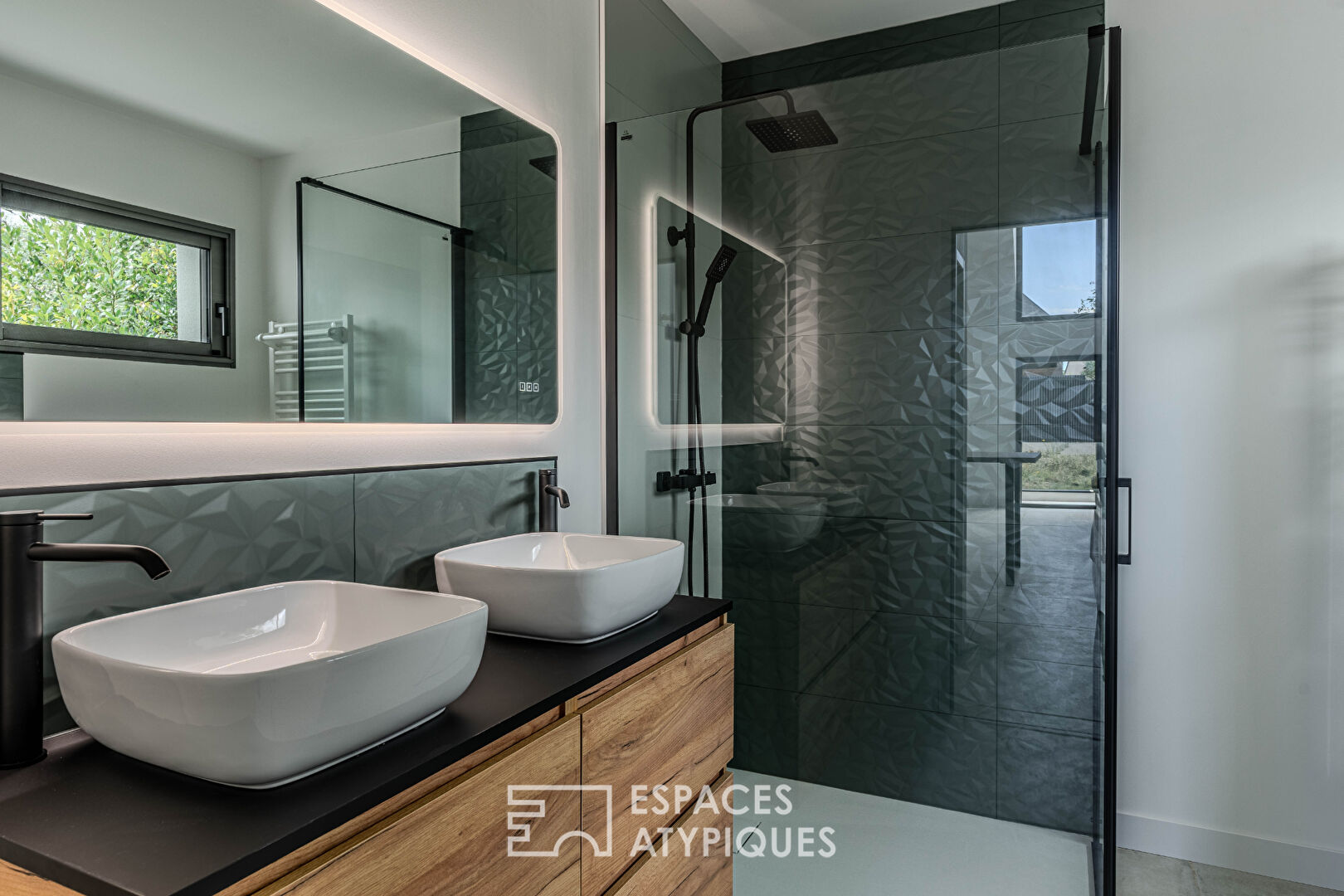 Contemporary house with high-quality features