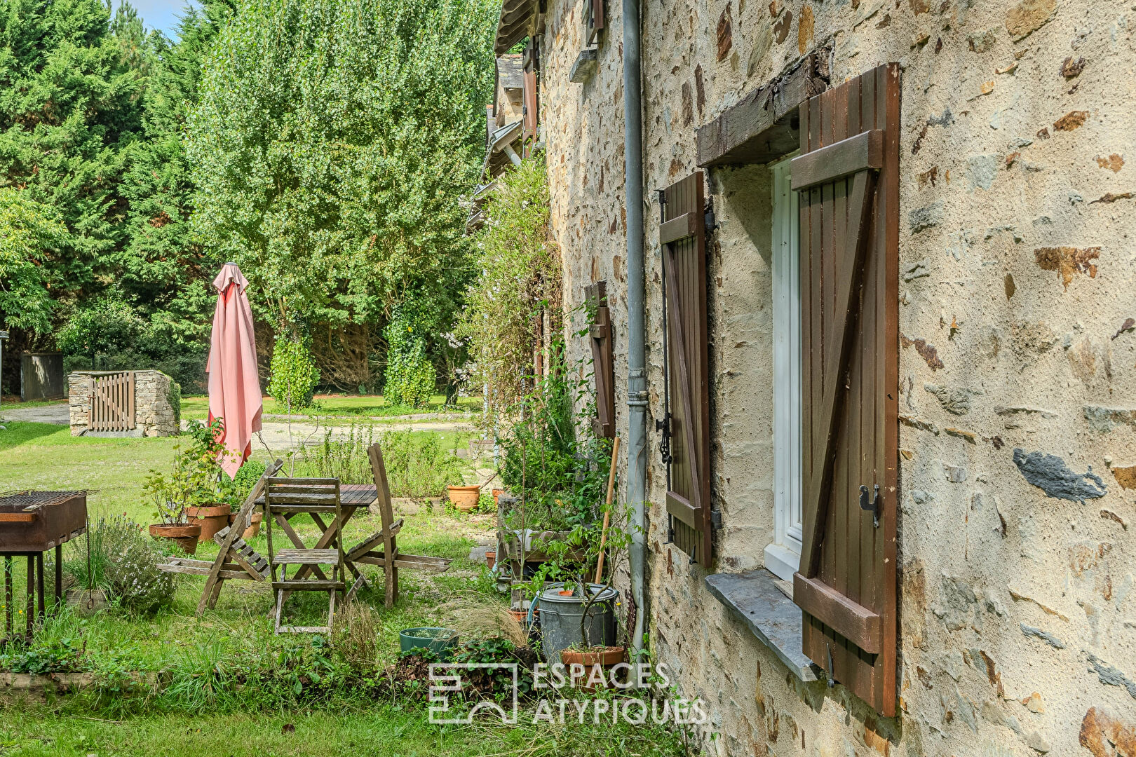 Rustic farmhouse with charm and rental properties near the Nantes-Brest Canal