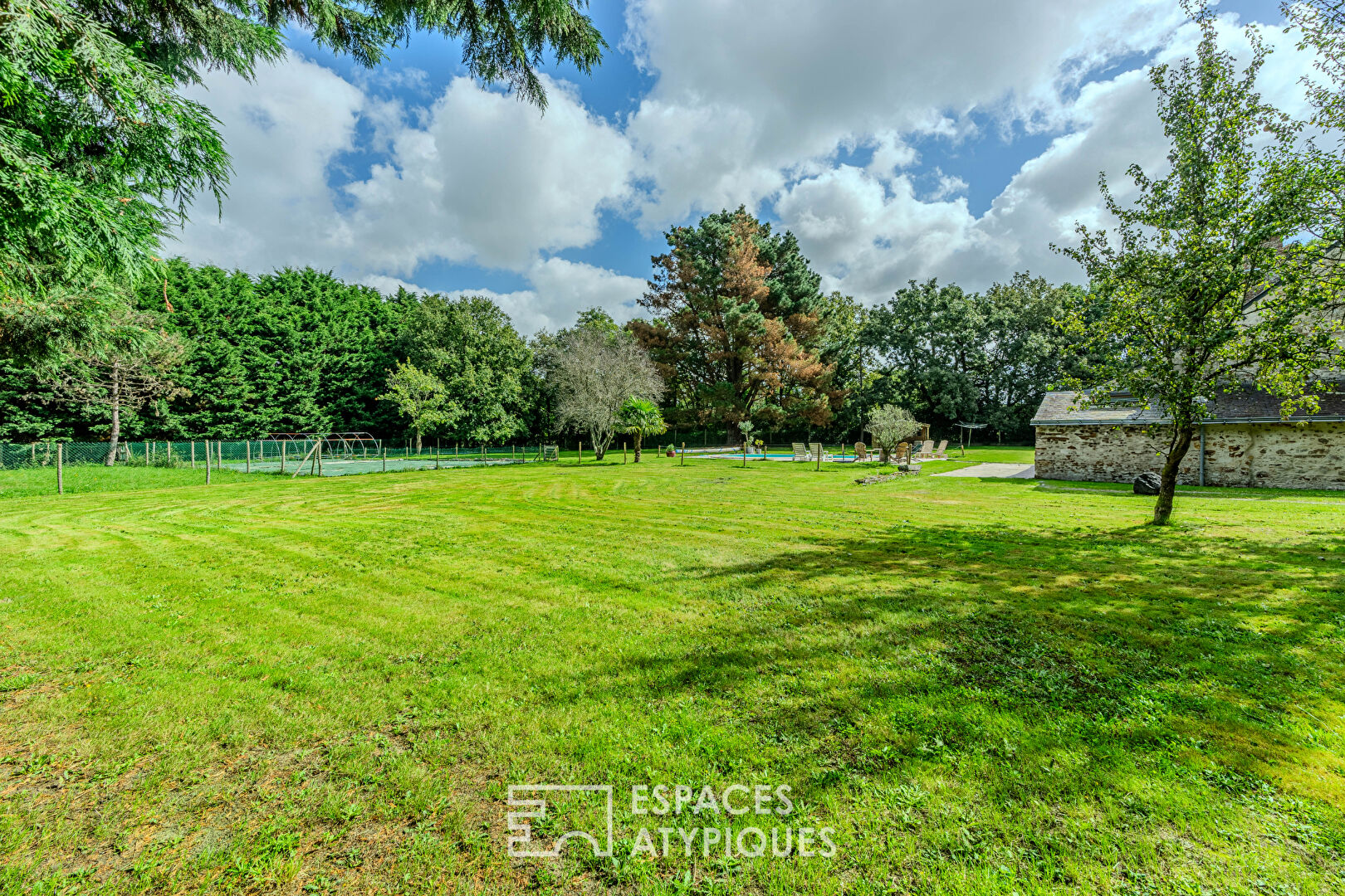 Rustic farmhouse with charm and rental properties near the Nantes-Brest Canal