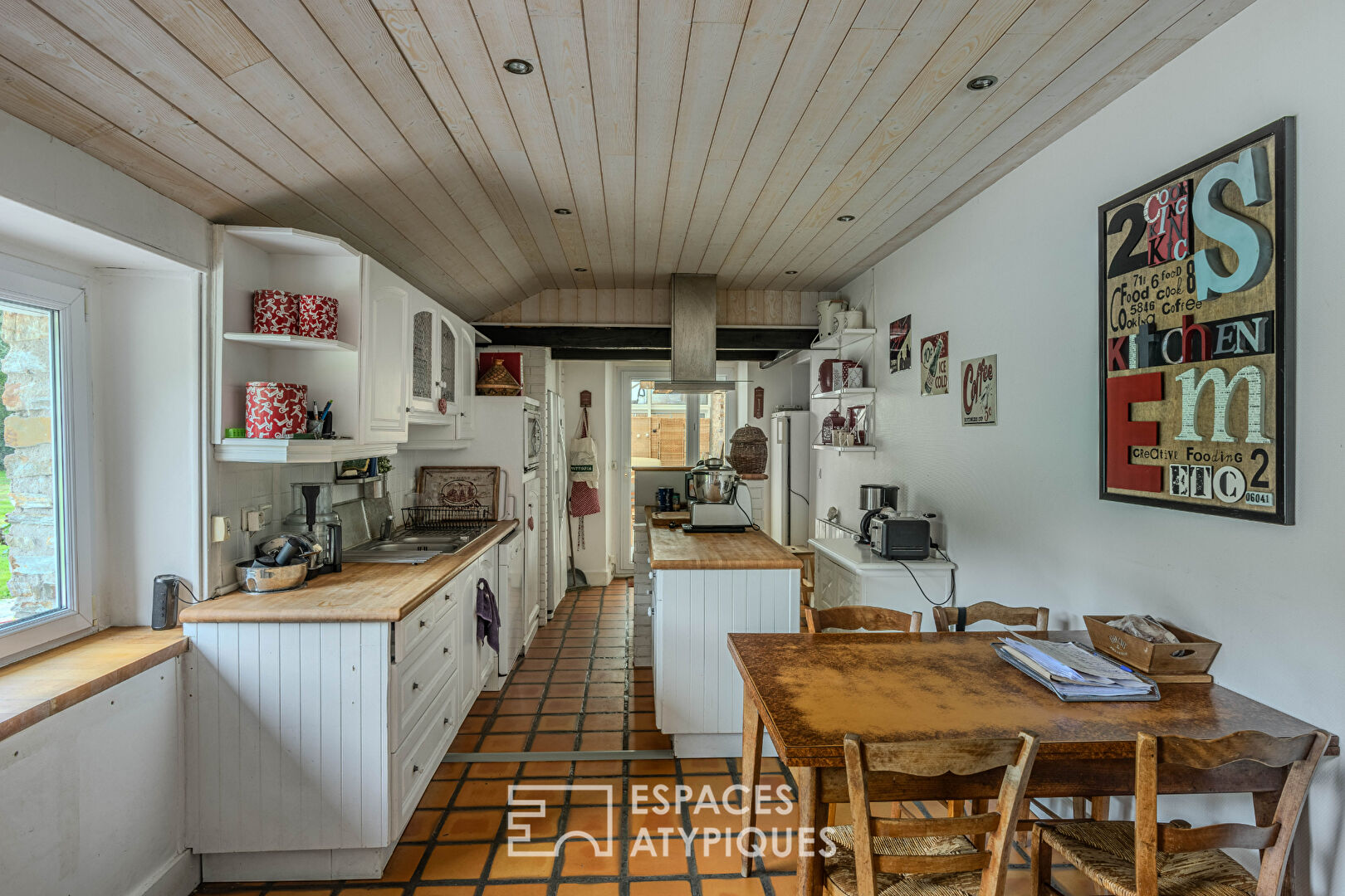 Rustic farmhouse with charm and rental properties near the Nantes-Brest Canal