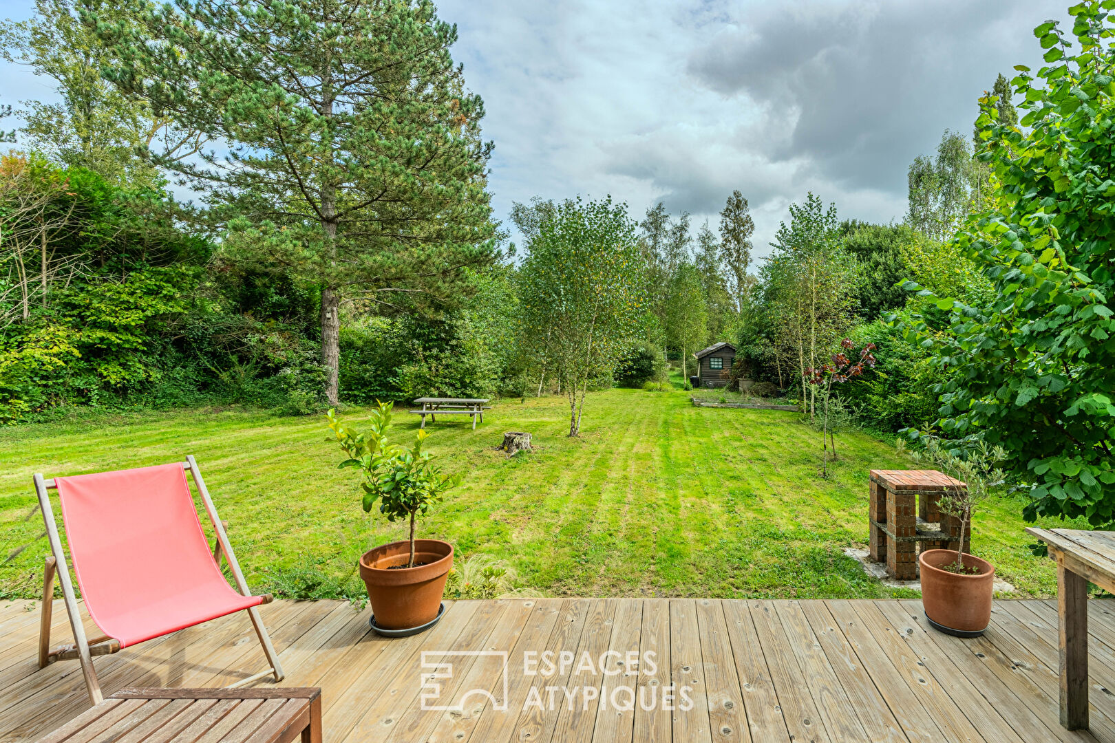 Wood of wood! Superb architect-designed house with its soothing garden