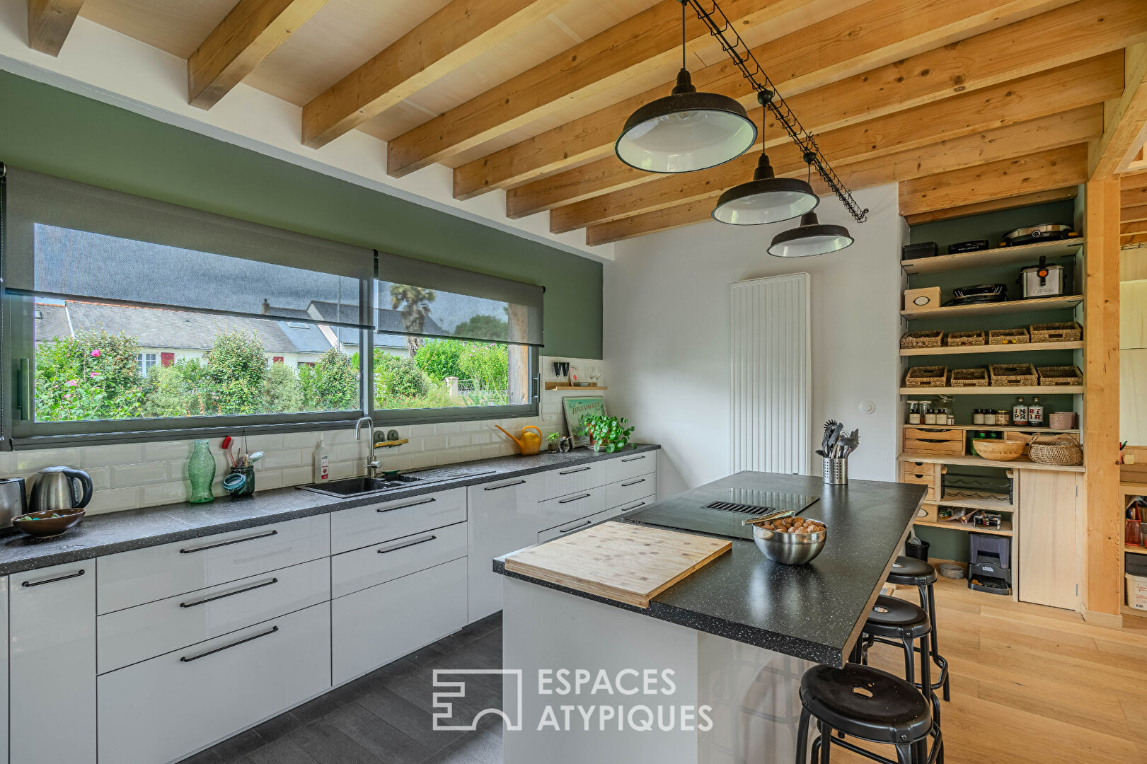 Wood of wood! Superb architect-designed house with its soothing garden