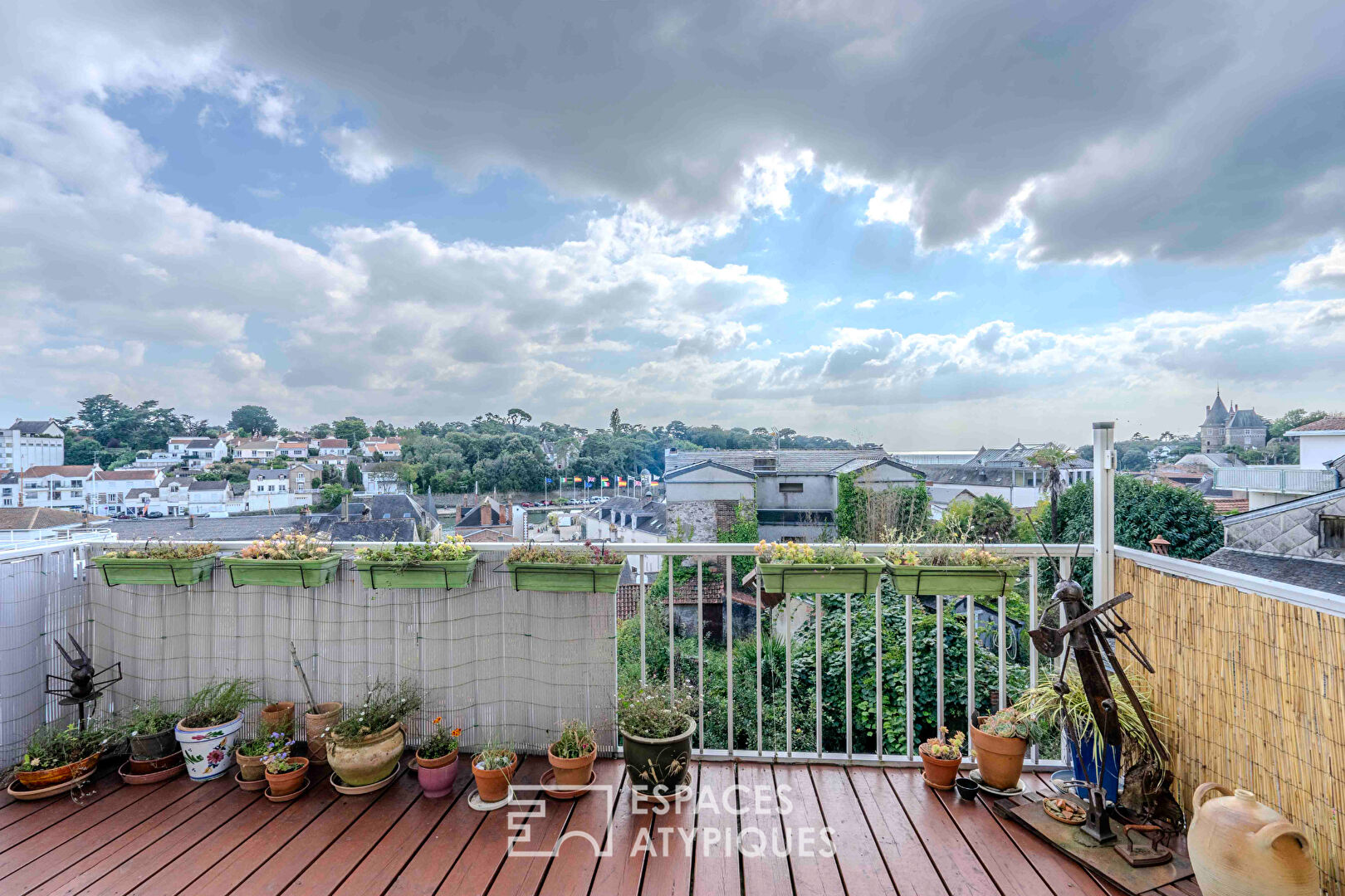 Townhouse in triplex with its workshop and view of the Château de Pornic