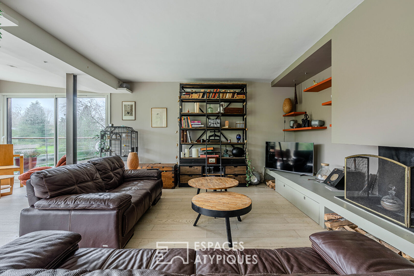 Large family house with swimming pool and its outbuilding