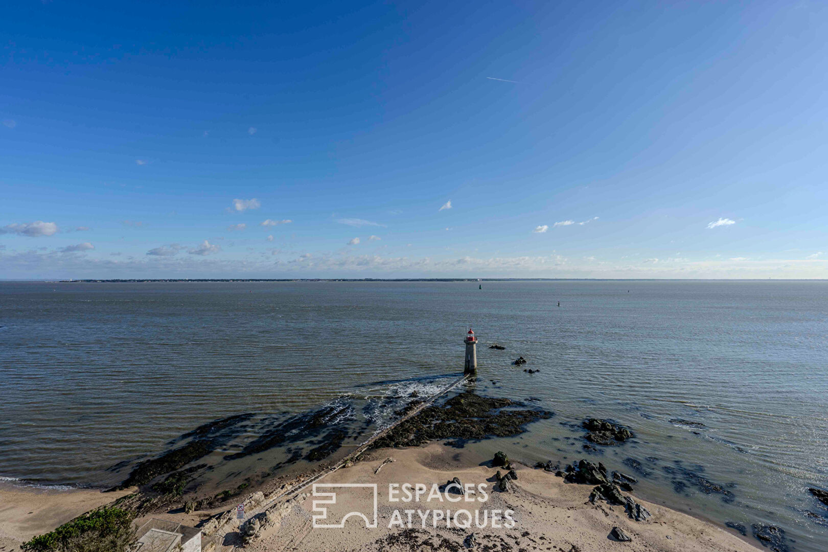 Beautiful apartment with panoramic sea view in Villès-Martin