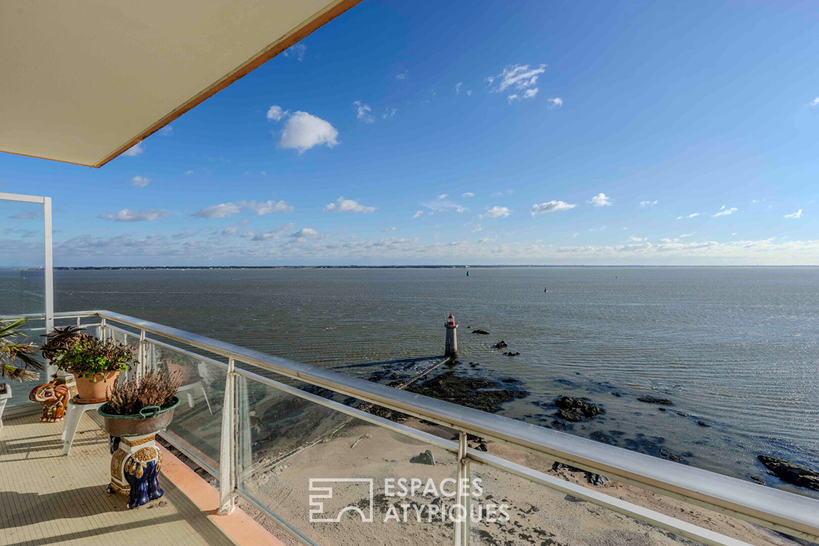Beautiful apartment with panoramic sea view in Villès-Martin