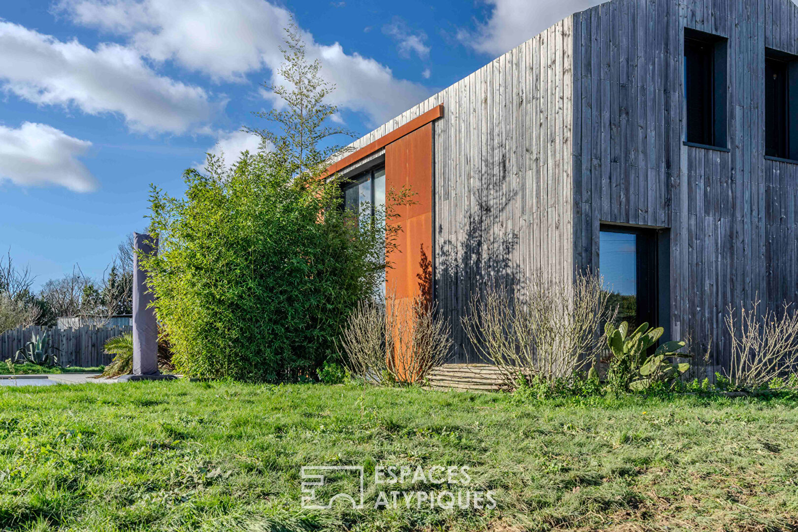 Maison d’architecte baignée de lumière et d’originalité avec piscine