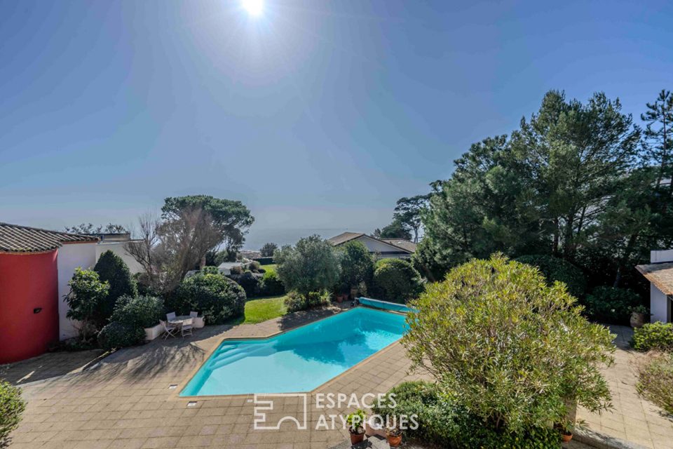 Villa d'architecte surplombant l'océan et maison d'invités