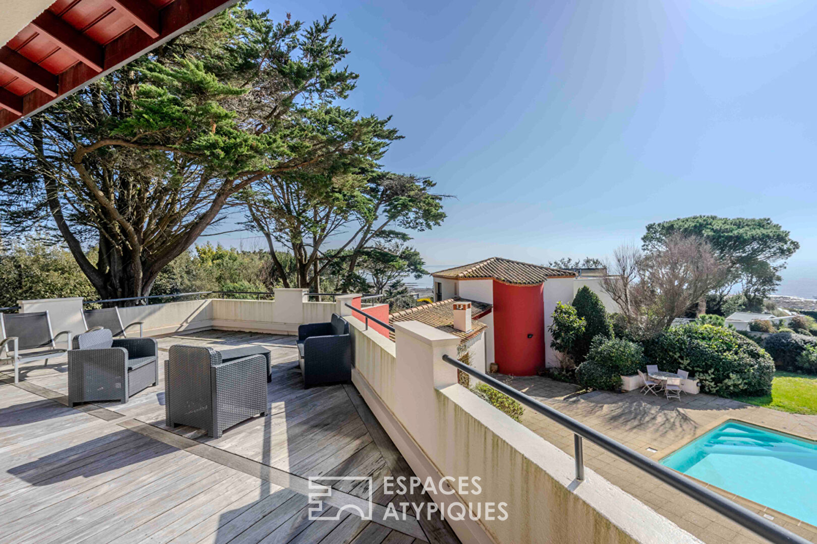 Villa d’architecte surplombant l’océan et maison d’invités