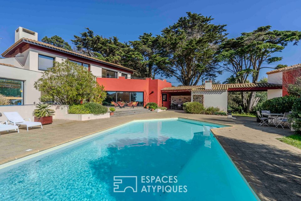 Villa d'architecte surplombant l'océan et maison d'invités