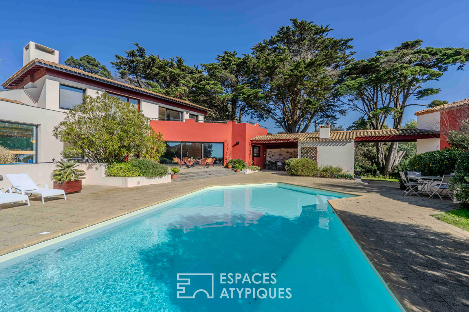 Villa d'architecte surplombant l'océan et maison d'invités