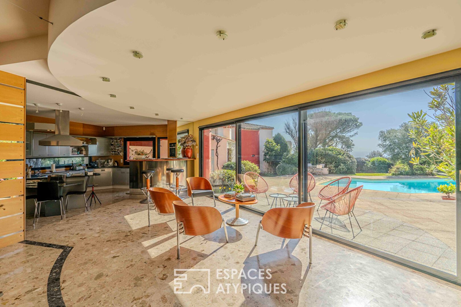 Villa d’architecte surplombant l’océan et maison d’invités