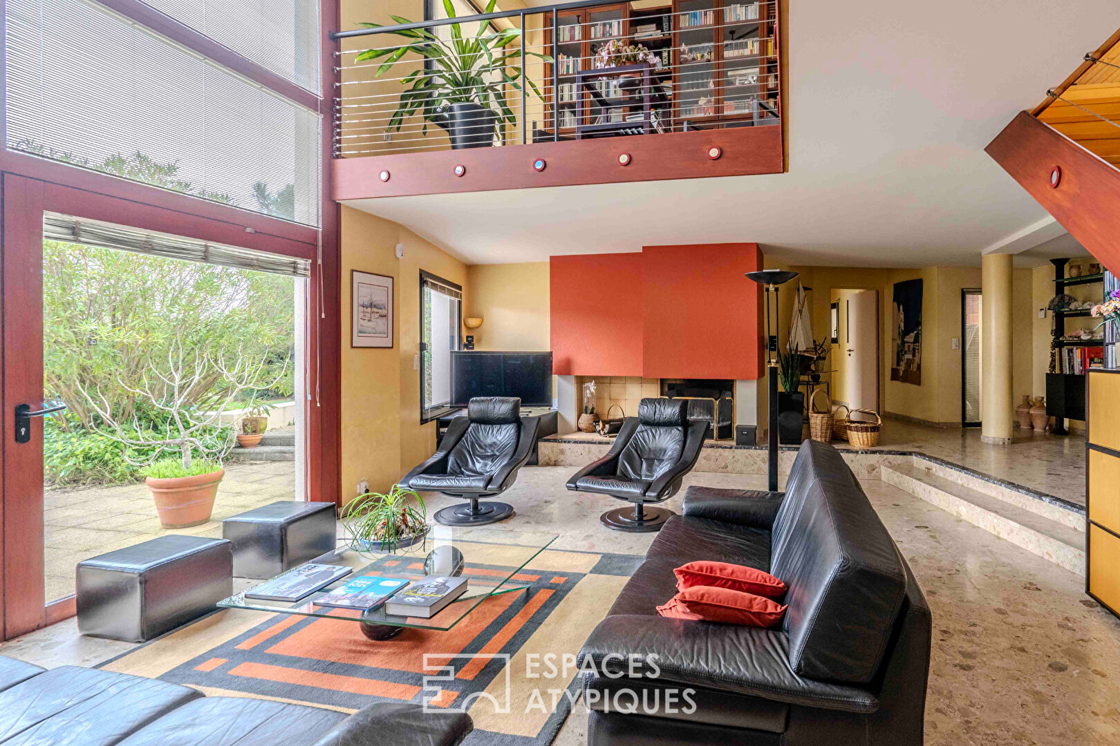 Villa d’architecte surplombant l’océan et maison d’invités