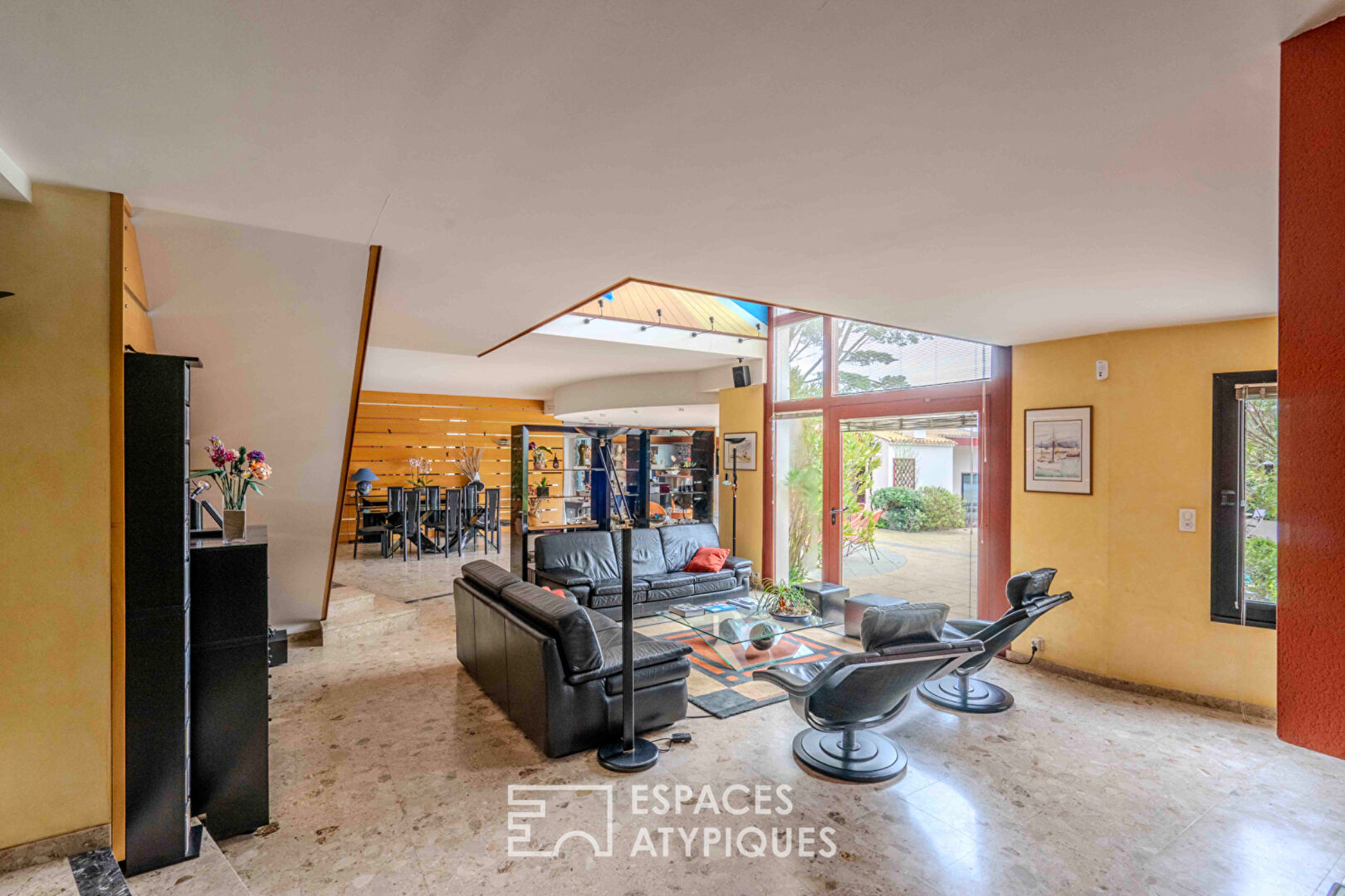 Villa d’architecte surplombant l’océan et maison d’invités