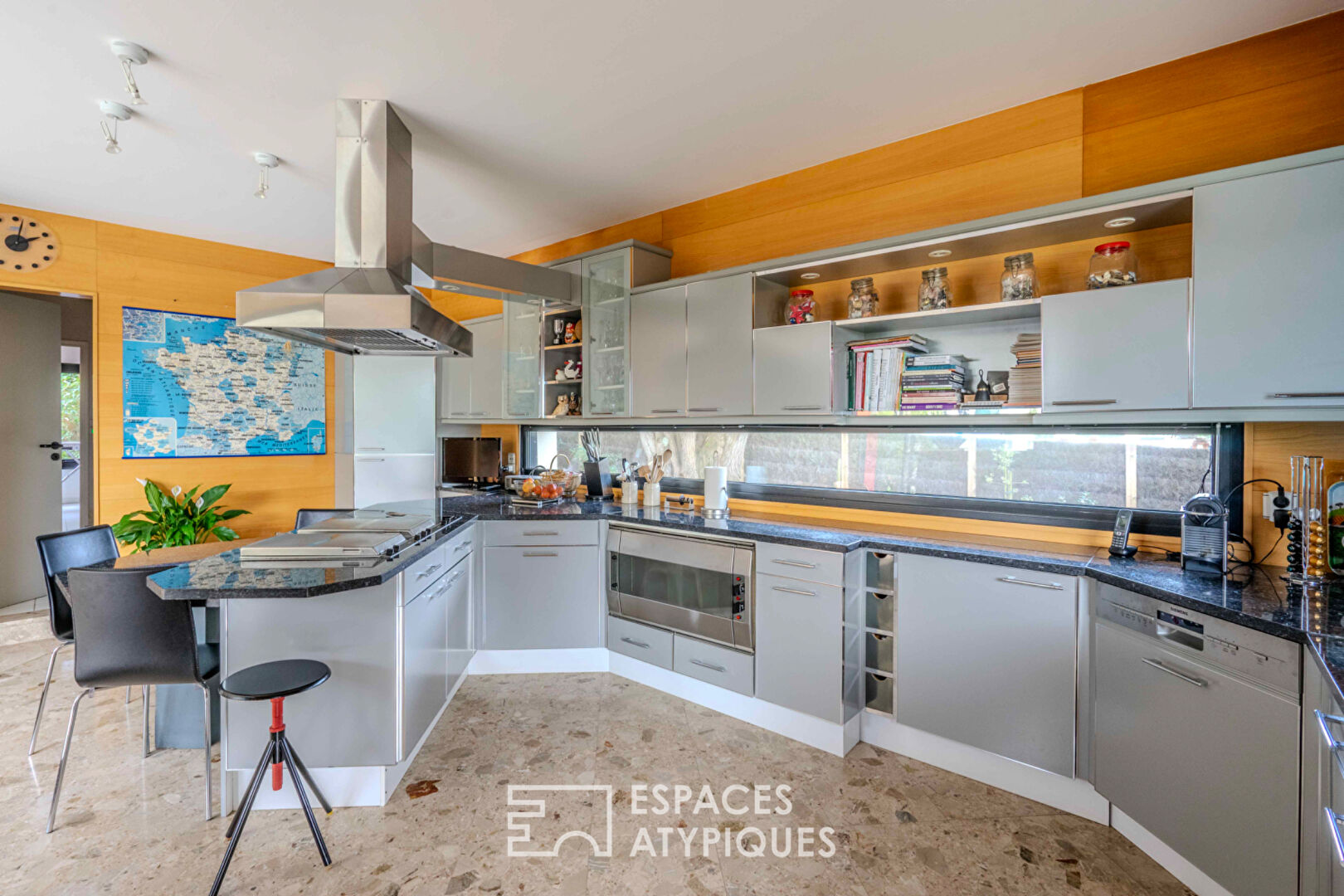 Villa d’architecte surplombant l’océan et maison d’invités