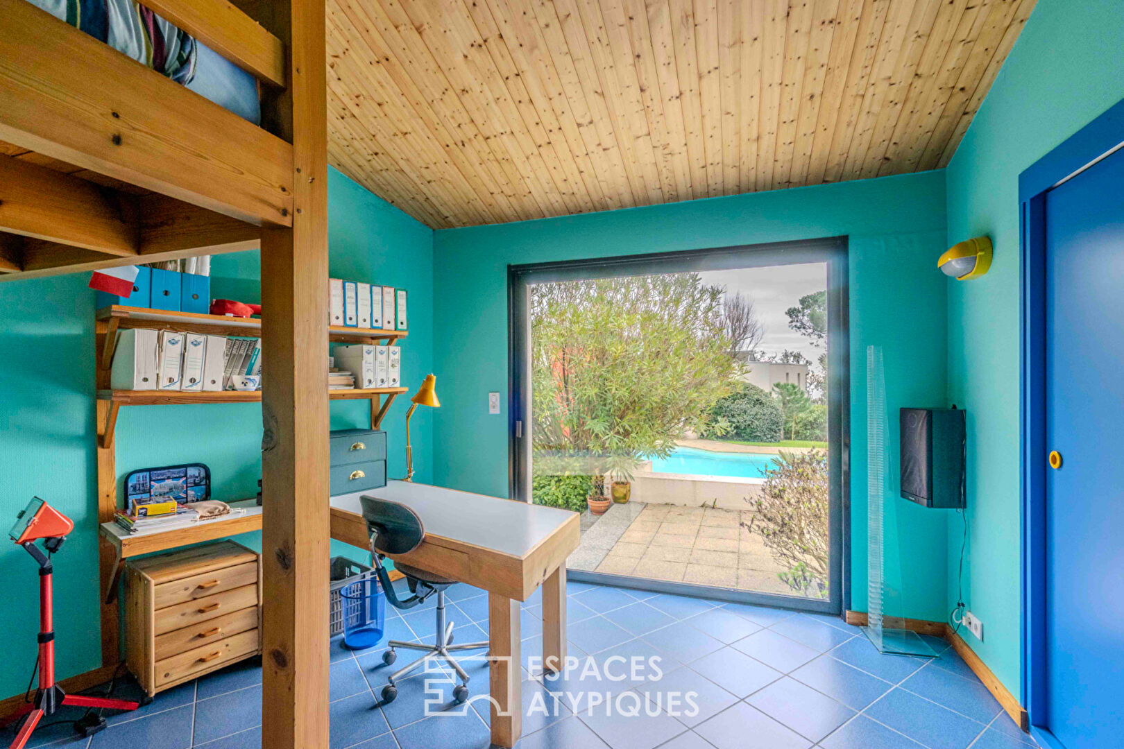 Villa d’architecte surplombant l’océan et maison d’invités