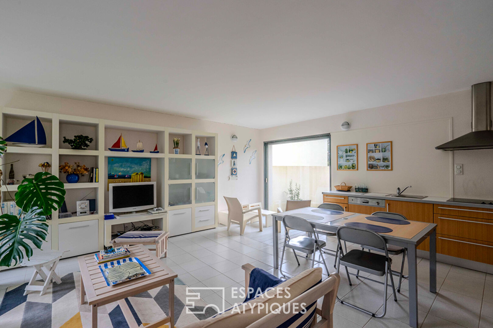 Villa d’architecte surplombant l’océan et maison d’invités