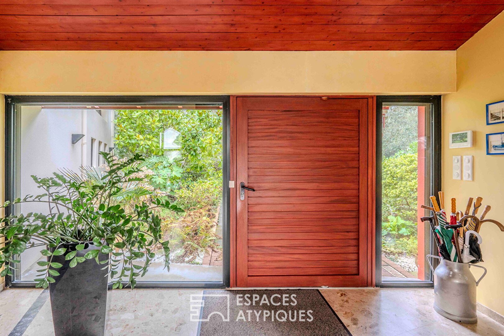 Villa d’architecte surplombant l’océan avec piscine et maison d’invités