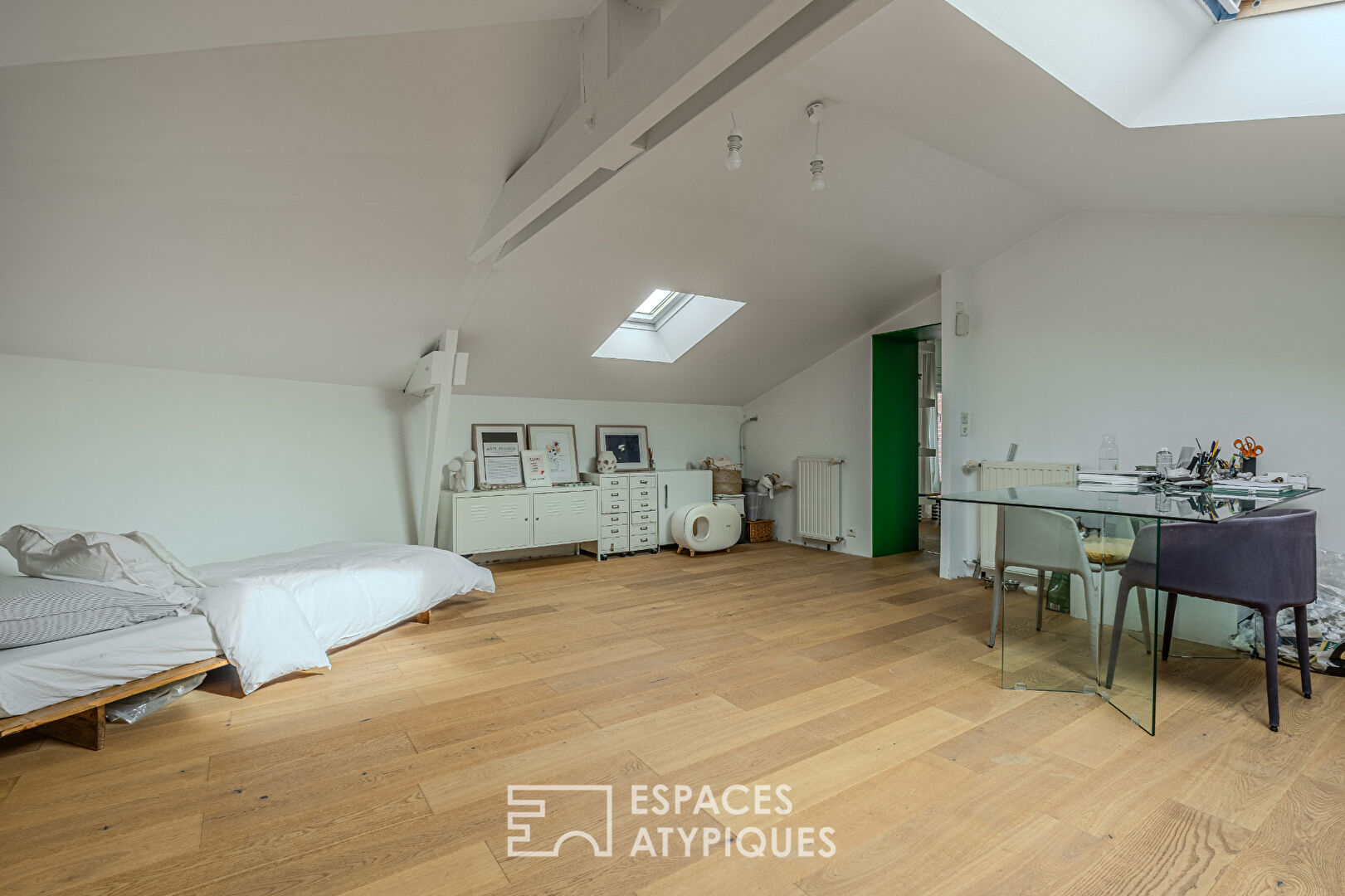 Minimalist house and intimate garden in the city center of Vieillevigne