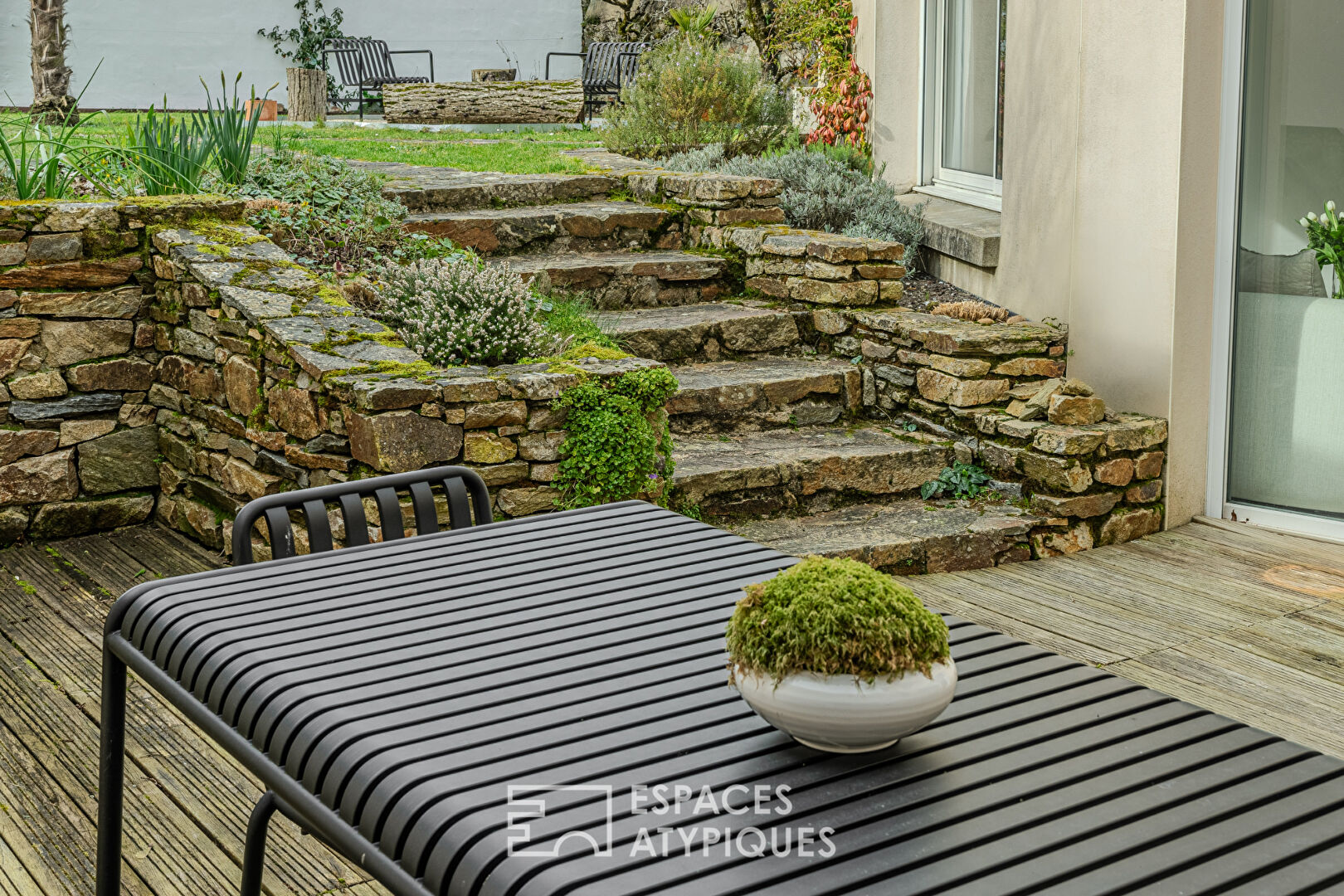 Minimalist house and intimate garden in the city center of Vieillevigne