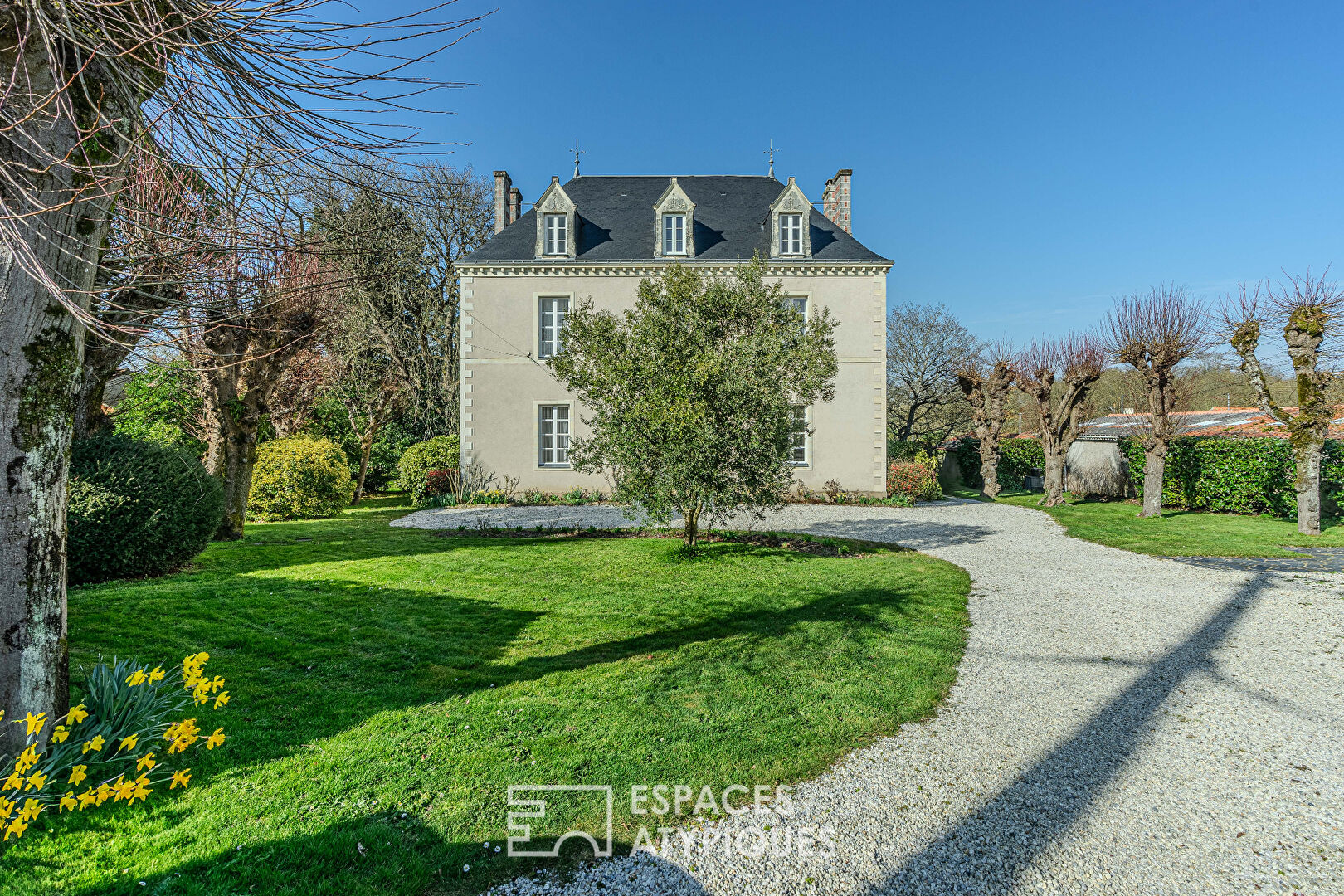 Élégante Maison de Maître avec Piscine et Dépendances à Haute-Goulaine