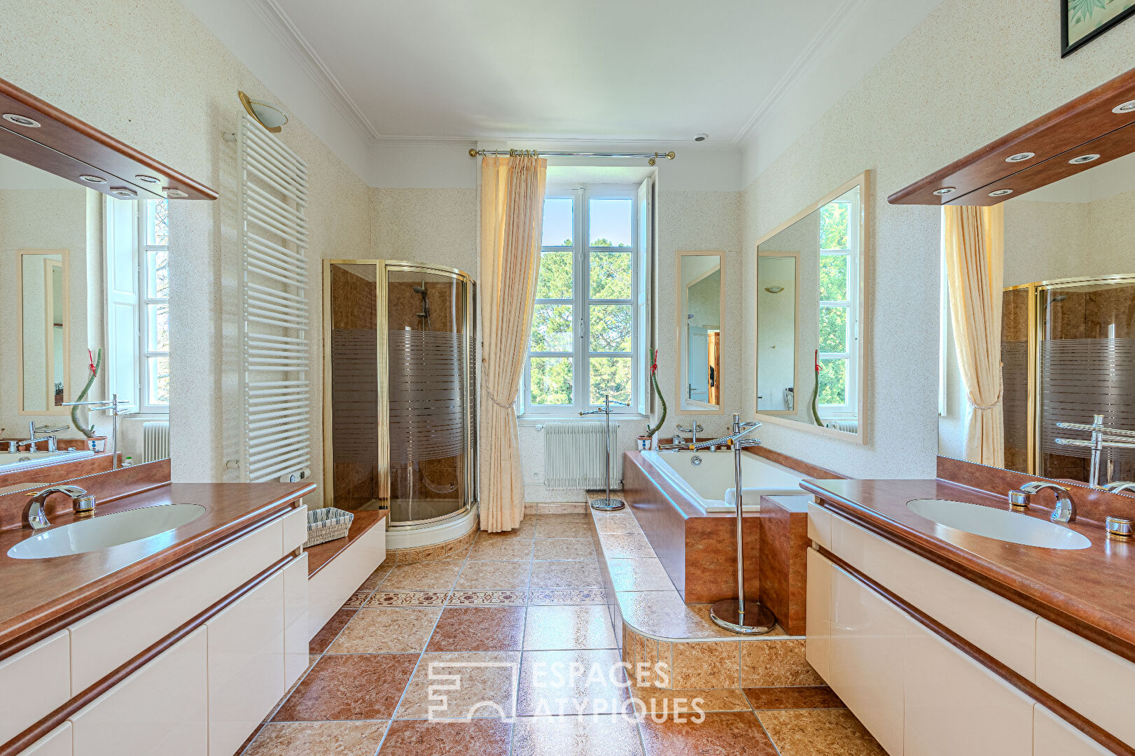 Élégante Maison de Maître avec Piscine et Dépendances à Haute-Goulaine